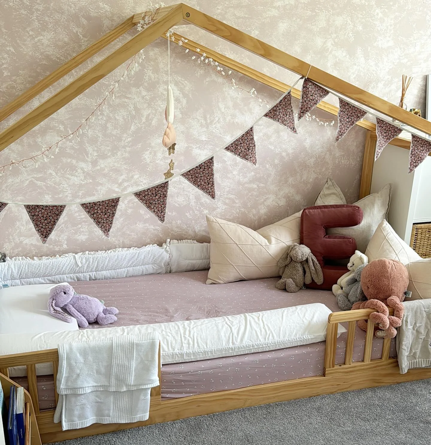 FLOOR BED / MONTESSORI HOUSE BED

Floor beds are becoming increasingly popular, and for good reason;
🤍 you can settle beside your little one and simply roll away once they are asleep. 
🤍 they are perfect for transitioning from co-sleeping to indepe