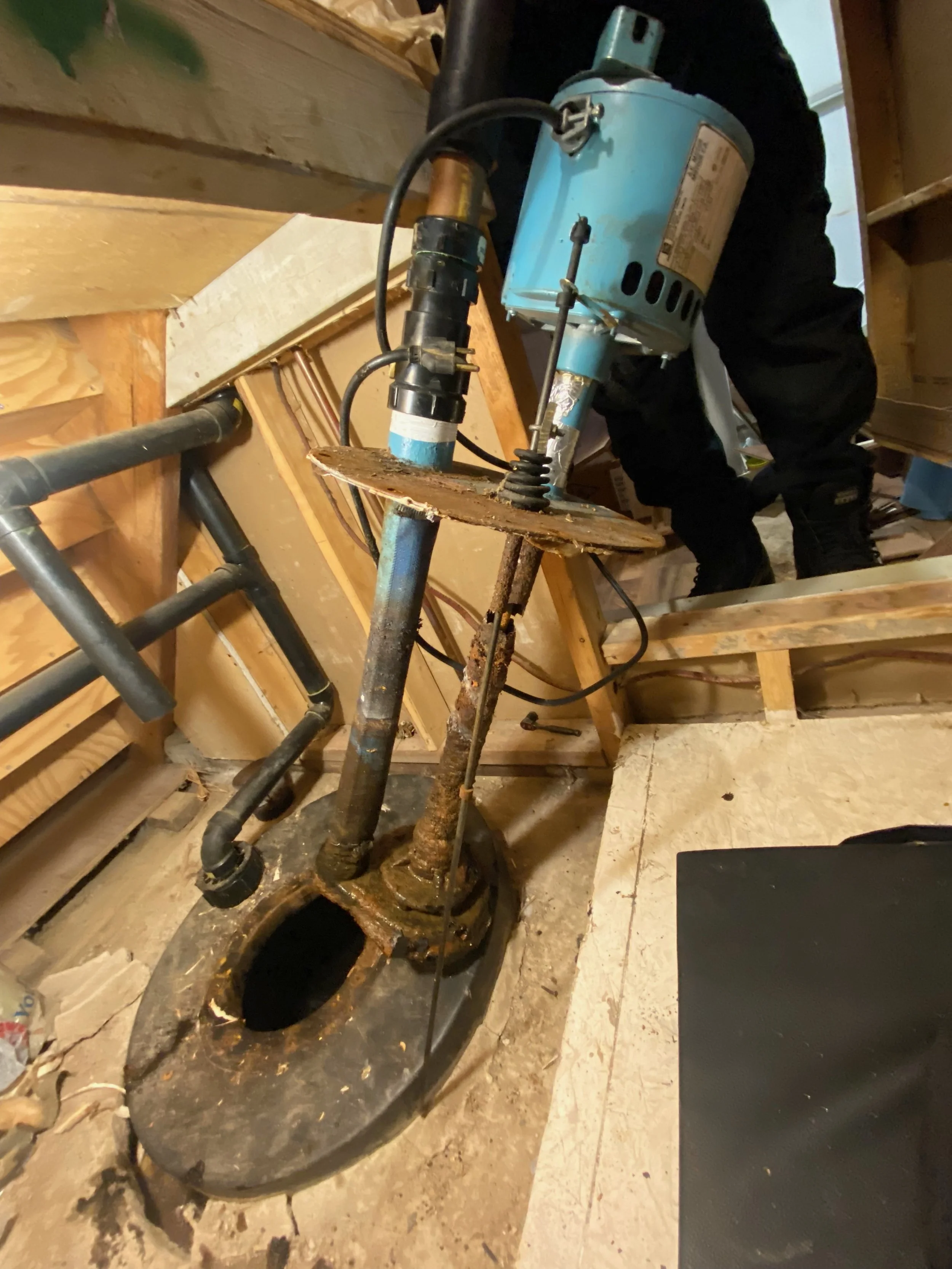 joe's-plumbing-replacing-old-sewage-ejector