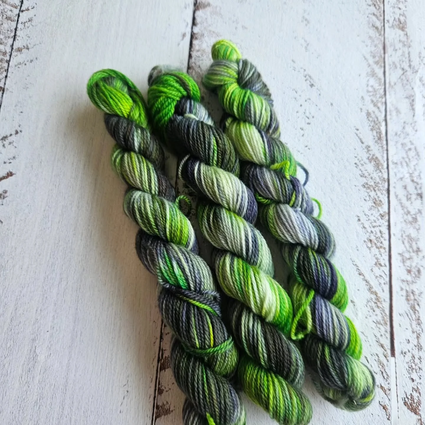Need a pop of colour? I have increasingly been dyeing mini skeins. Some are part of sock sets, but this was a just for funsies. Colourway New Growth. Skein is a 20g mini skein 75% Merino 25% Nylon. 

#handdyedyarn #sockknitter #australianyarndyer #au