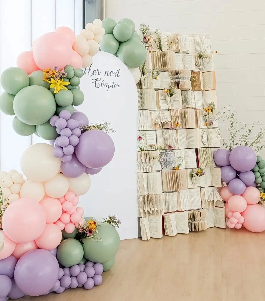 📖 Her Next Chapter 📖 
Can you believe I only provided the balloons?😮
The client made the book wall, provided their own arch, cover and they did their own vinyl and put the flowers in the books!!!! 😁 Love adding the finishing touches of the balloo
