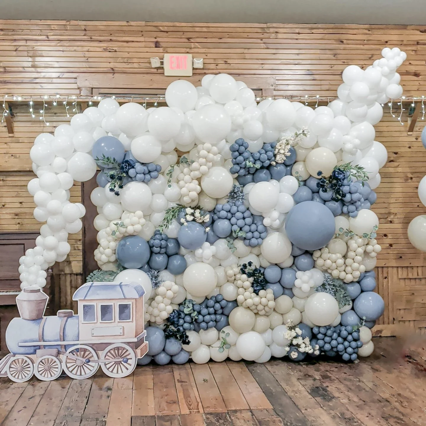 🚂 ☁️☁️☁️☁️ 
One of my favorite pieces to date 🤩❤️

Colors: Kalisan Denim, Storm, Retro White, Retro White Sand, White 

@kalisanballoons
@partywithbubbly

#balloongarland #balloonartist #qcsmallbusiness #molineillinois