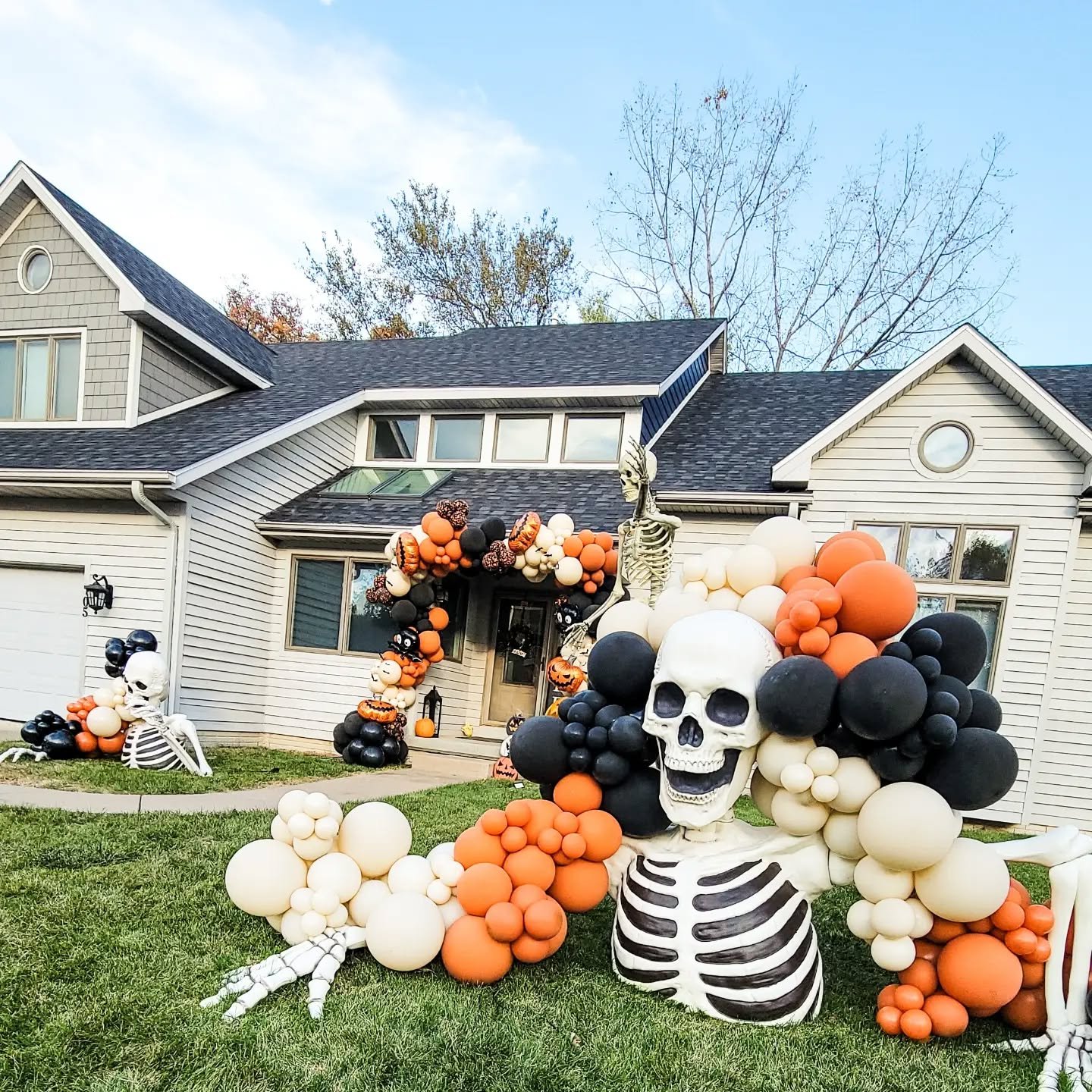 It's almost time to decorate my yard with balloons again 🤩 Throw back to last year's setup! 

#halloweenballoons
#quadcitiesillinois #qcsmallbusiness