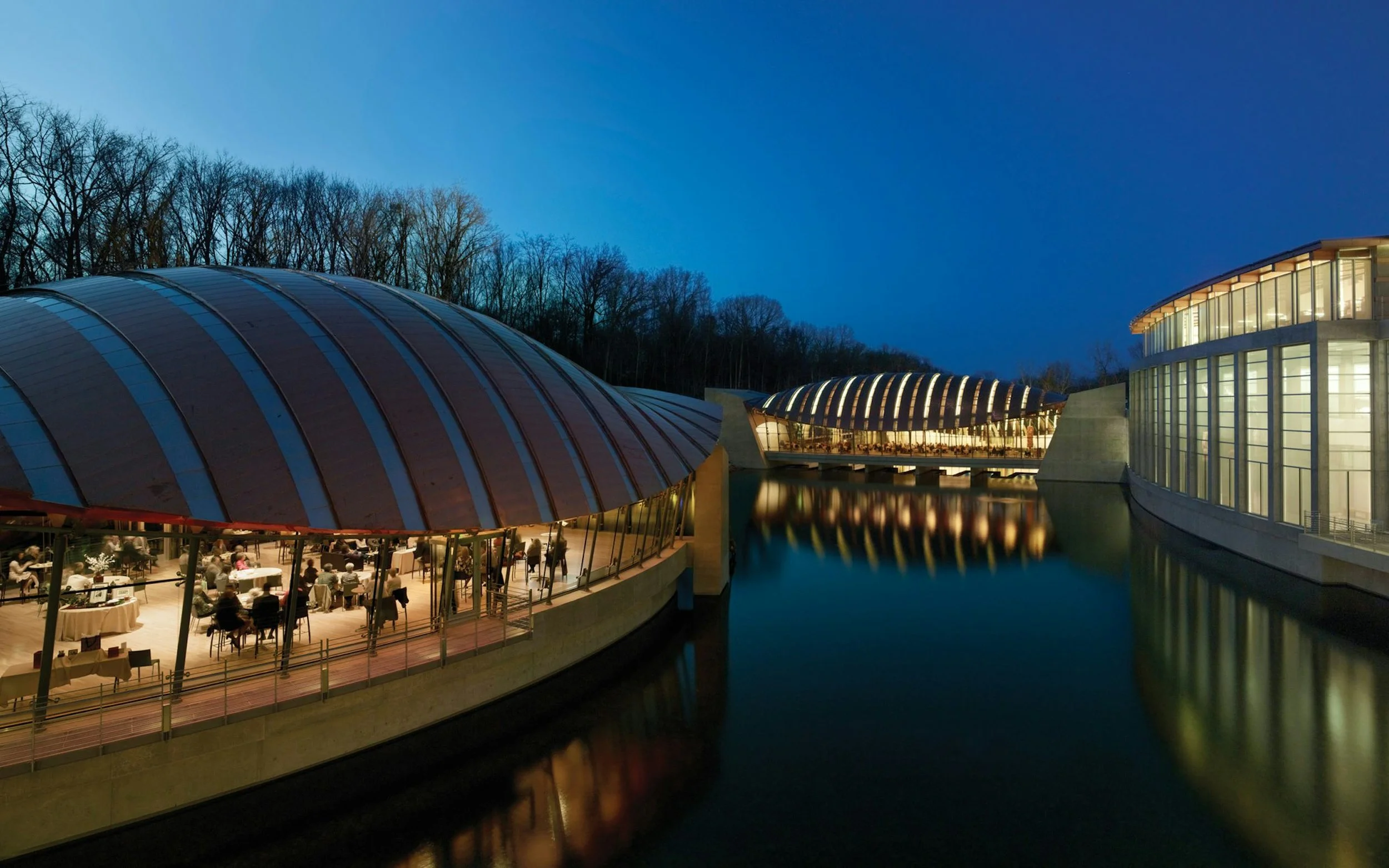 Wow. What an amazing modern dwelling so perfectly entwined with it's natural setting. Crystal Bridges Museum, Bentonville