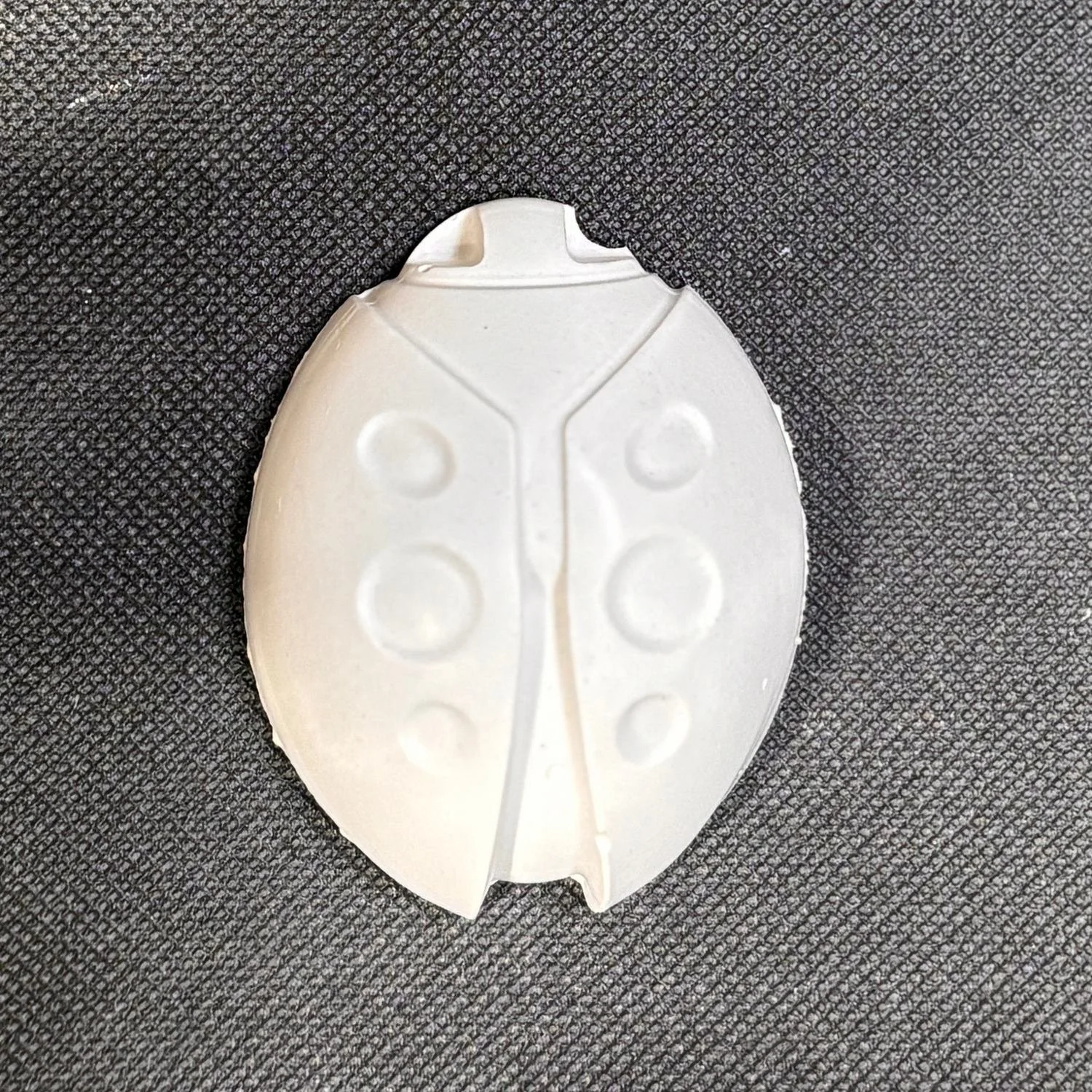 Figura de yeso de mariquita para pintar. Medidas: 6,5 × 5,5 cm.