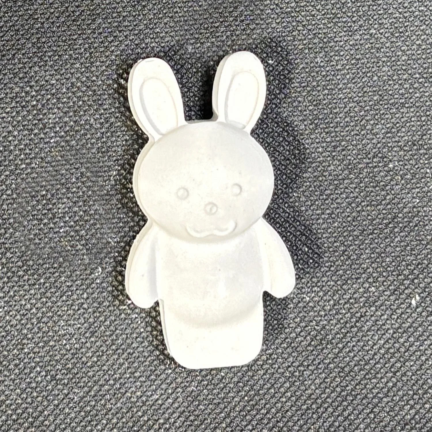 Figura de yeso de conejo para pintar. Medidas: 6 × 3,5 cm.