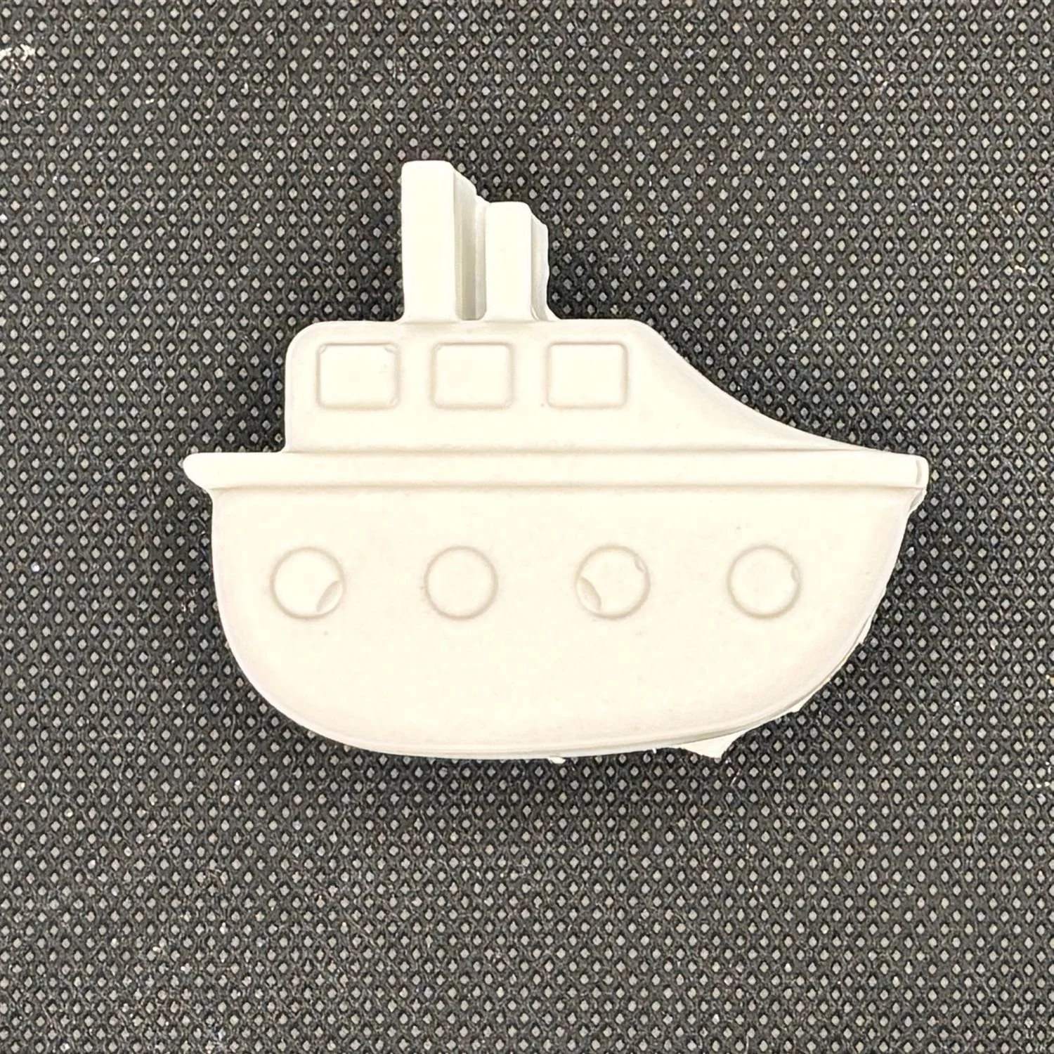 Figura de yeso de barco para pintar. Medidas: 4 × 5,5 cm.