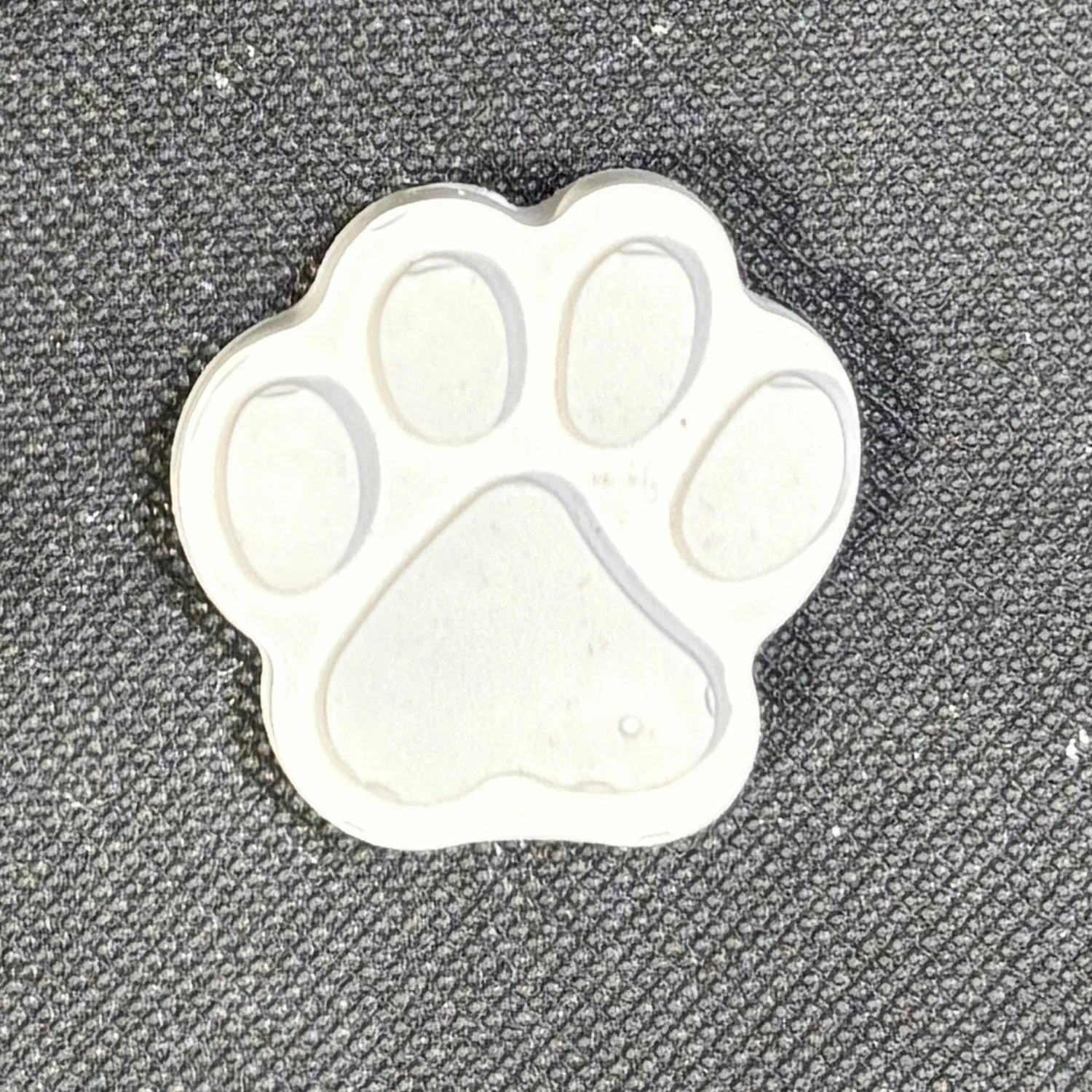 Figura de yeso de huella de perrito para pintar. Medidas: 4,5 × 4,5 cm.