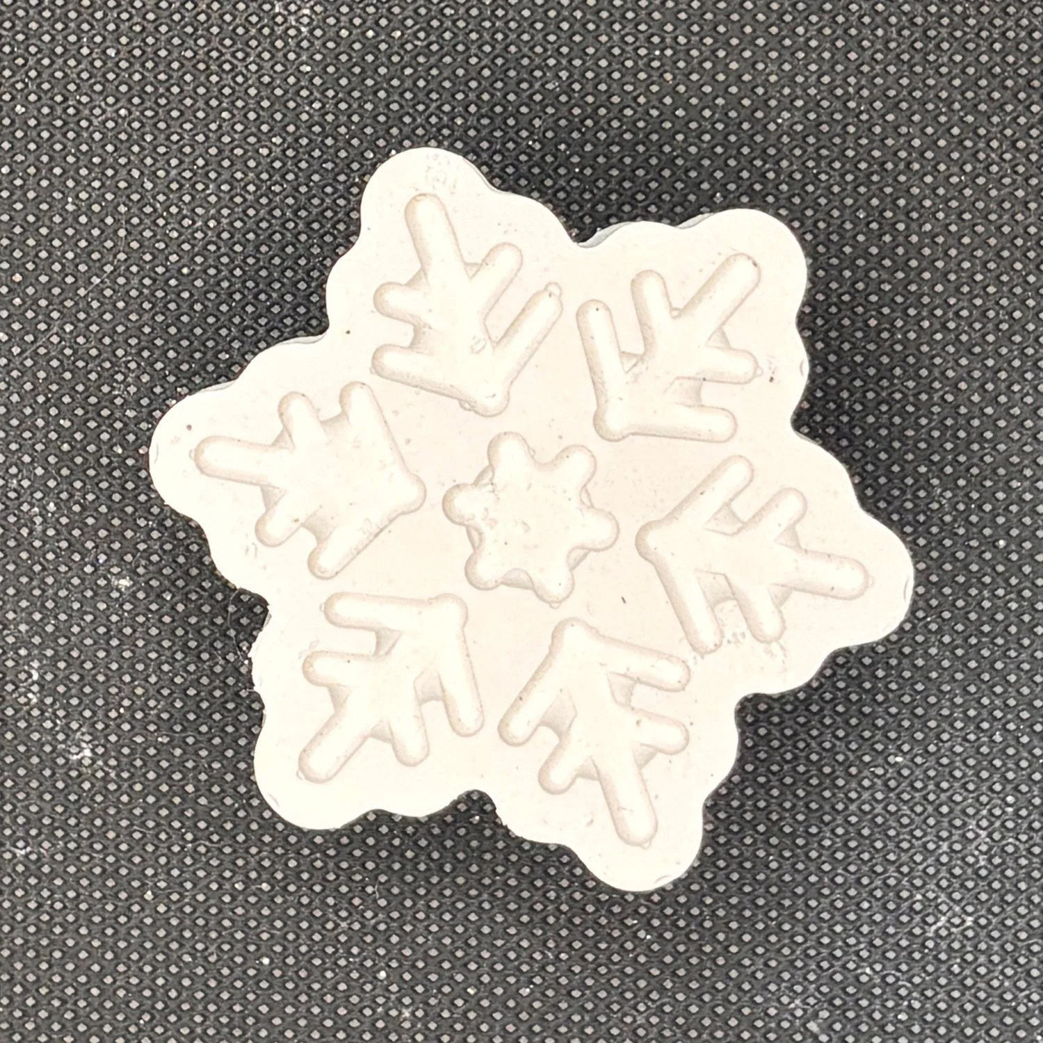 Figura de yeso de copo de nieve para pintar, estilo 2. Medidas: 5,5 × 5,5 cm.