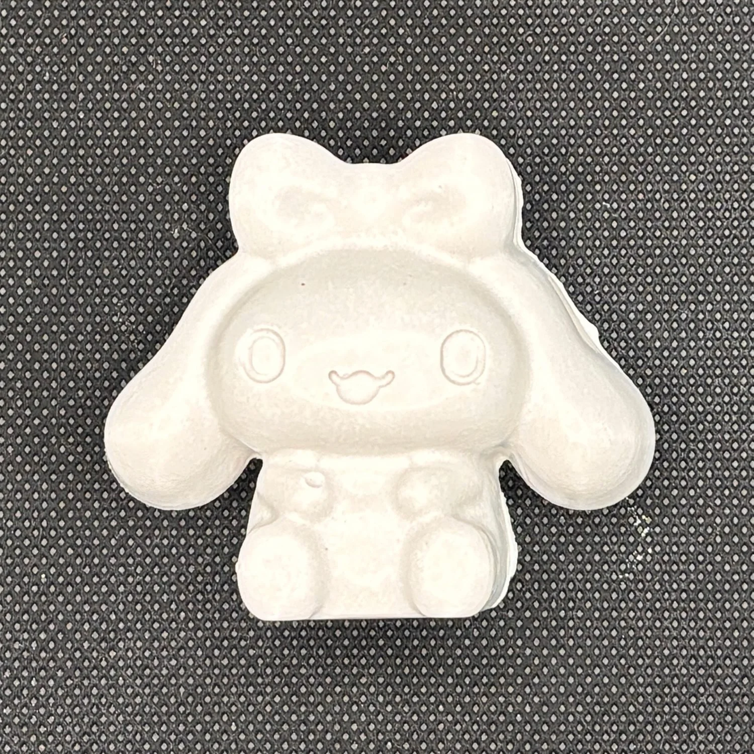 Figura de yeso de Cinnamoroll para pintar. Medidas: 5 × 6 cm.