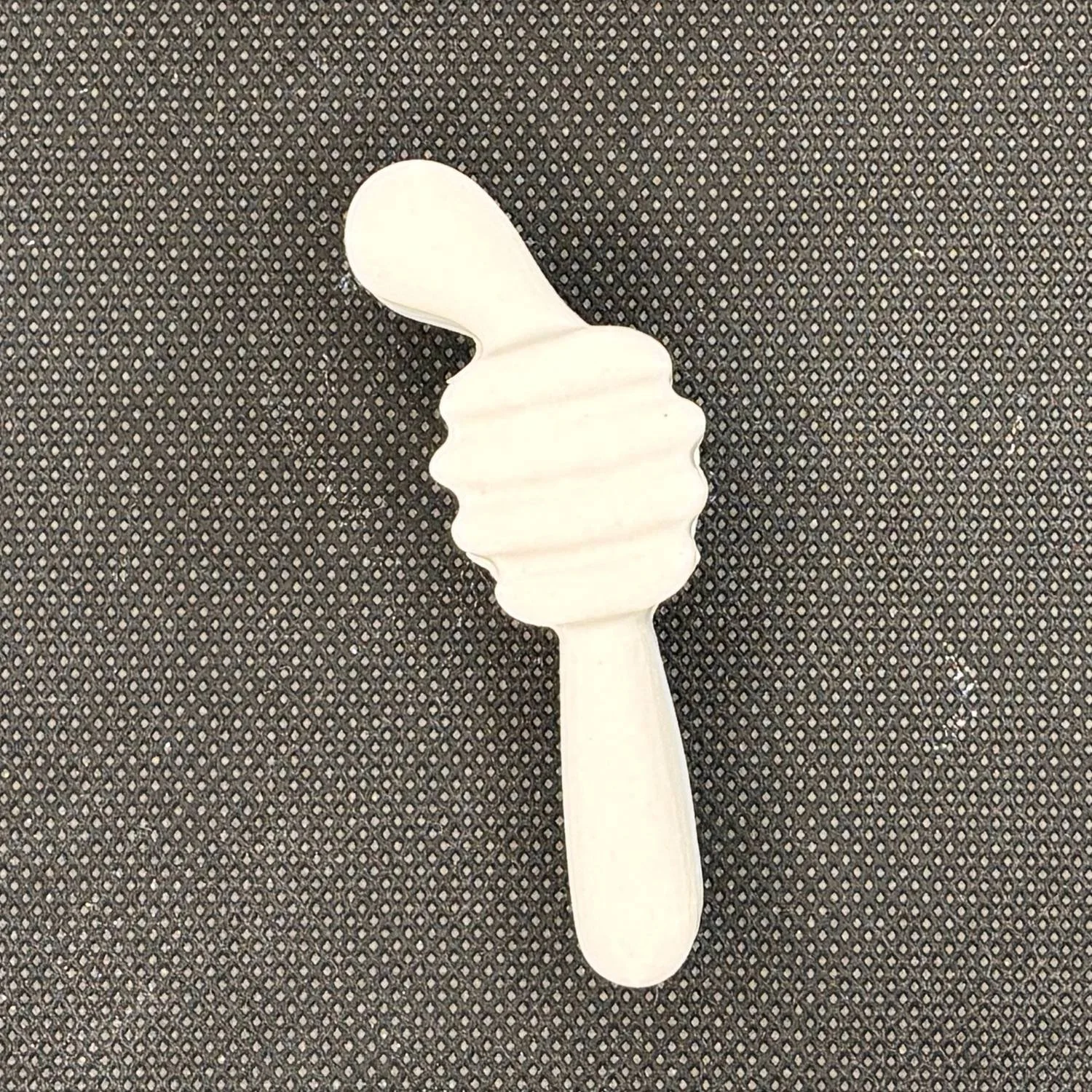 Figura decorativa de yeso con forma de servidor de miel para pintar. Medidas: 6,5 × 2 cm.