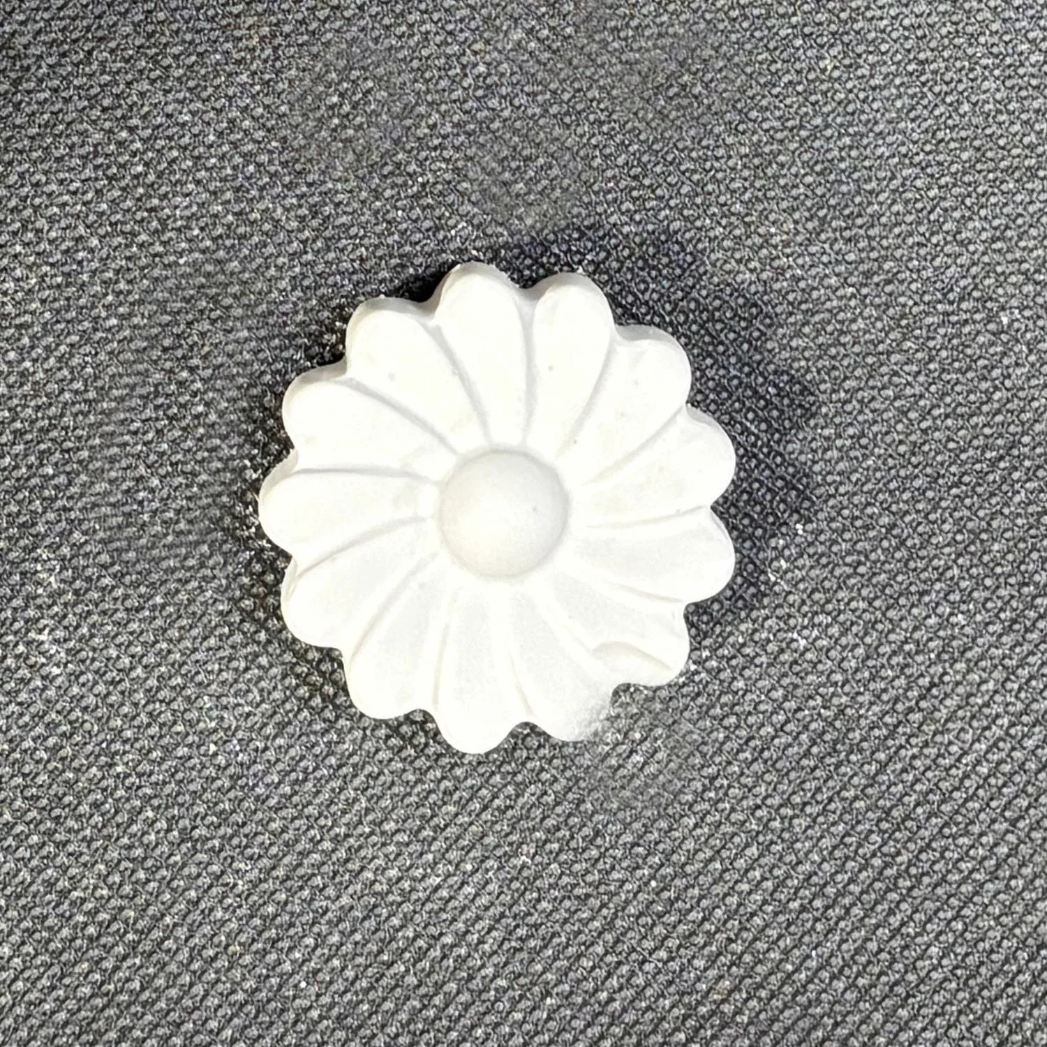Figura de yeso de flor para pintar, estilo 4. Medidas: 4 × 4 cm.