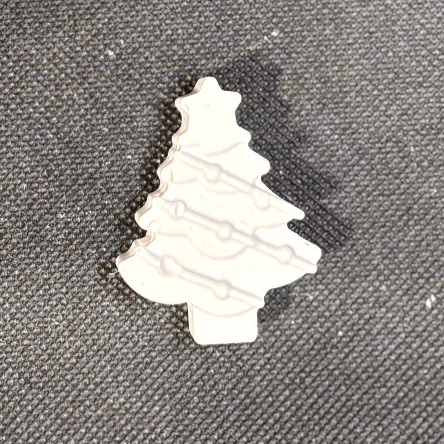 Figura de yeso de árbol de Navidad para pintar, estilo 3. Medidas: 4,5 × 3,5 cm.