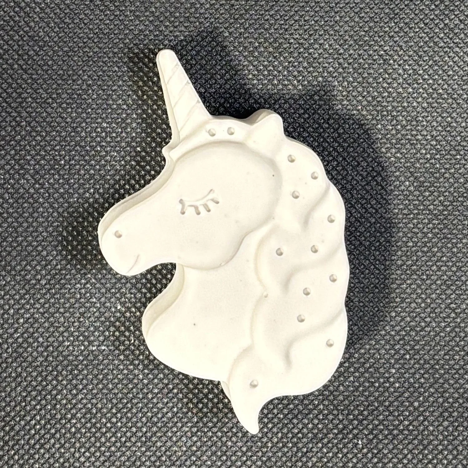 Figura de yeso de unicornio estilo 3 para pintar. Medidas: 7 × 4,5 cm.