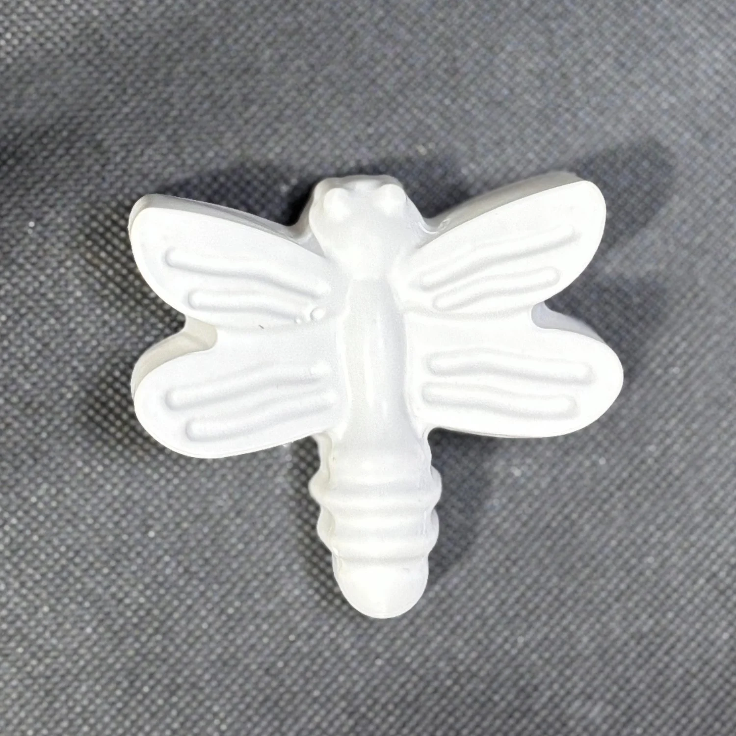 Figura de yeso de libélula para pintar. Medidas: 6,5 × 7 cm.