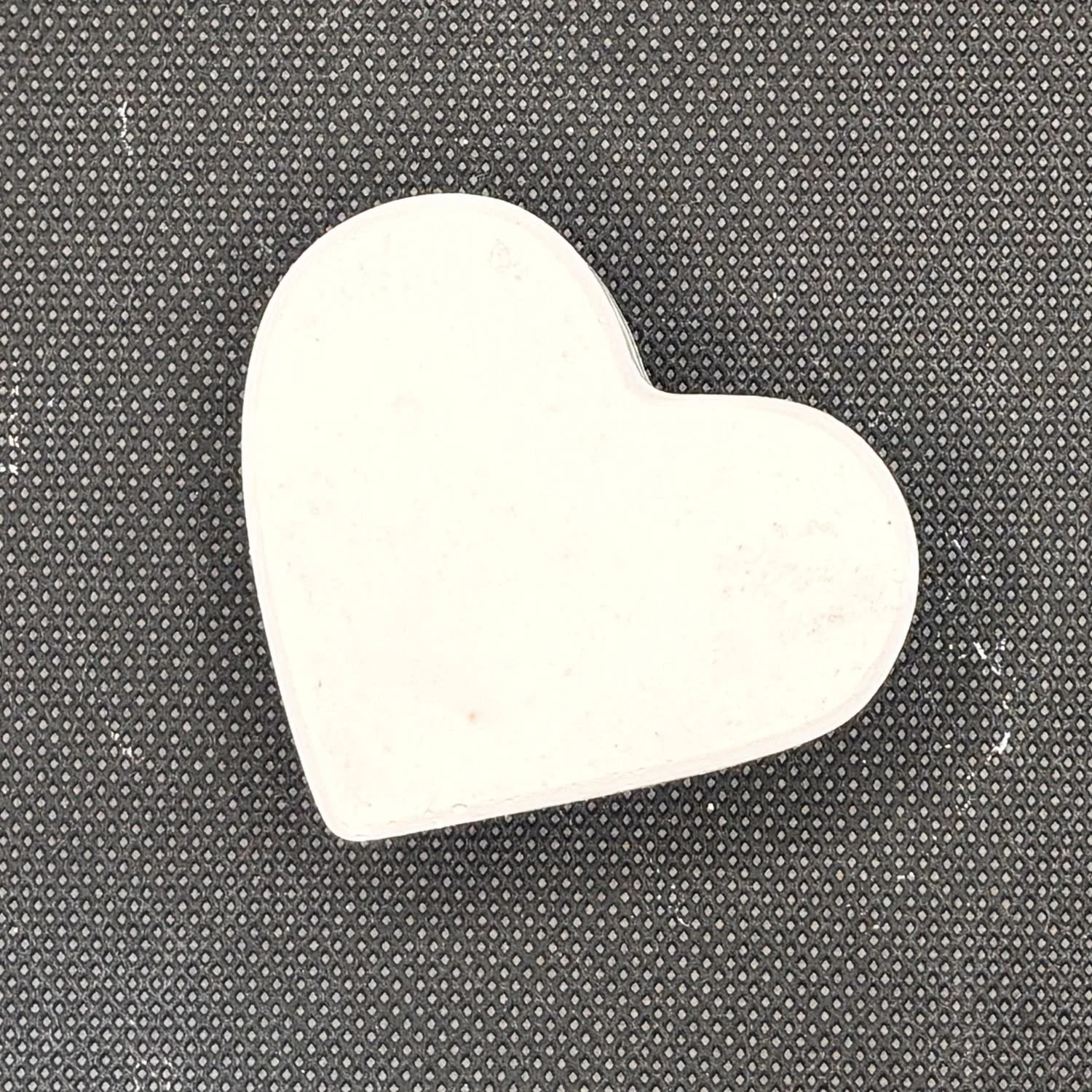 Portatarjetas de yeso con forma de corazón para pintar. Medidas: 4,5 × 5 cm.