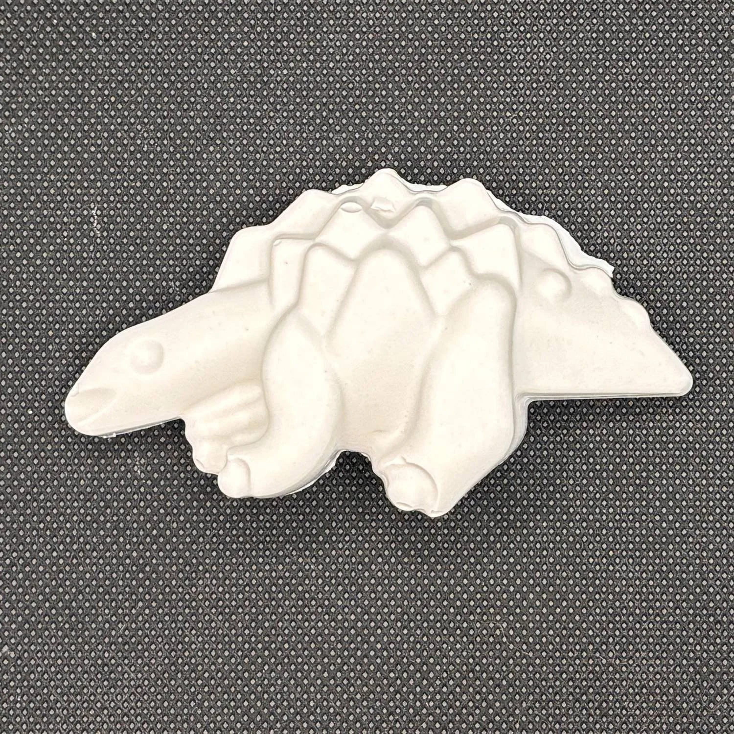 Figura de yeso de dinosaurio para pintar, estilo 5. Medidas: 5 × 9 cm.