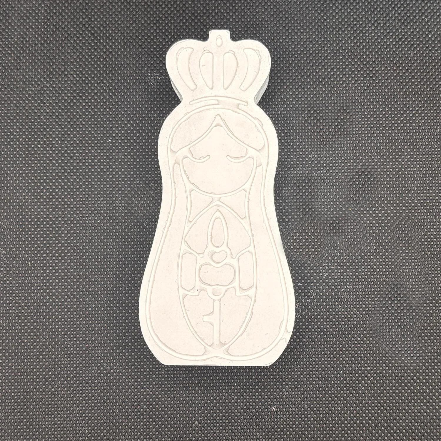 Figura de yeso de la Virgen para pintar. Medidas: 9,5 × 5 cm.