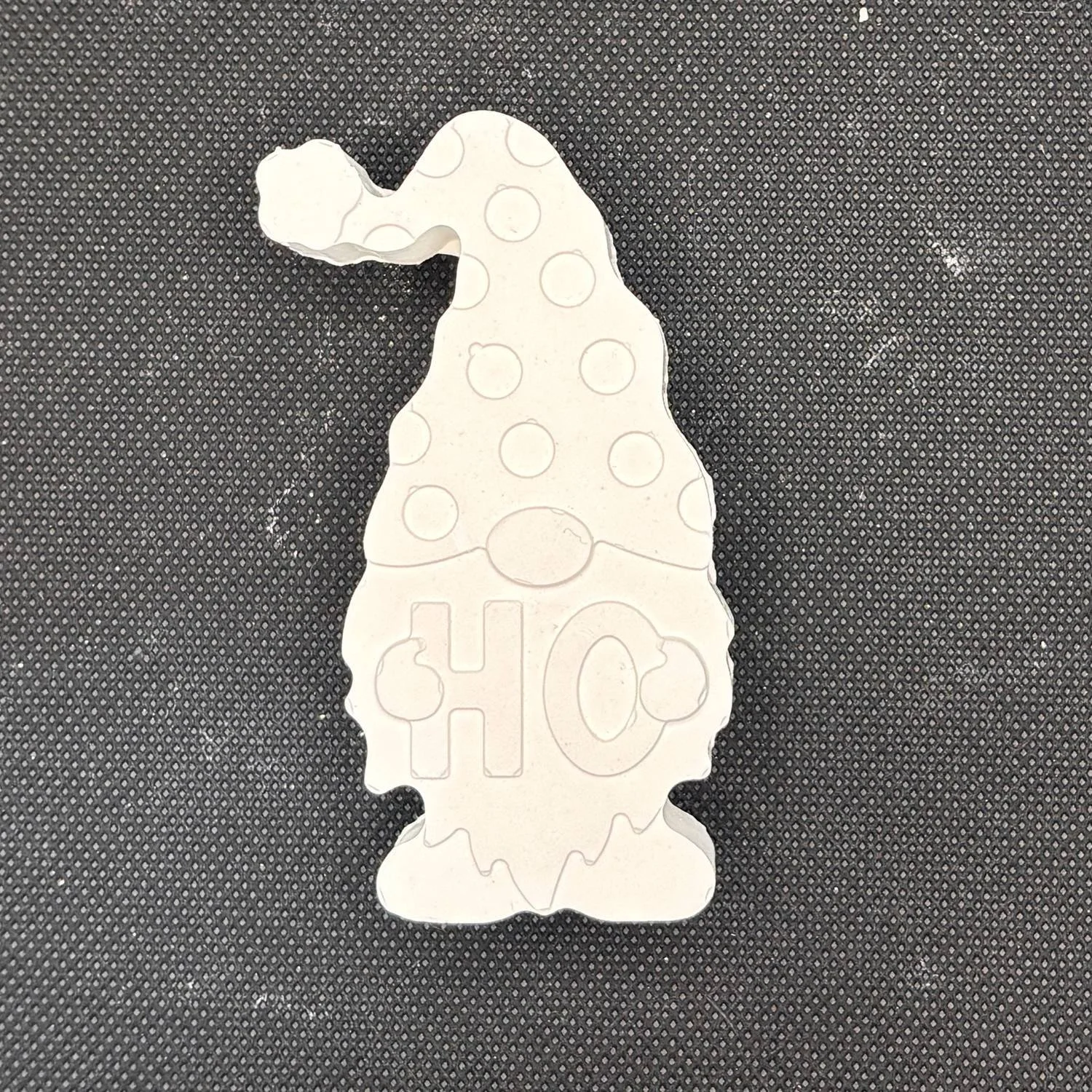 Figura de yeso de gnomo navideño para pintar, estilo 2. Medidas: 10 × 4 cm.