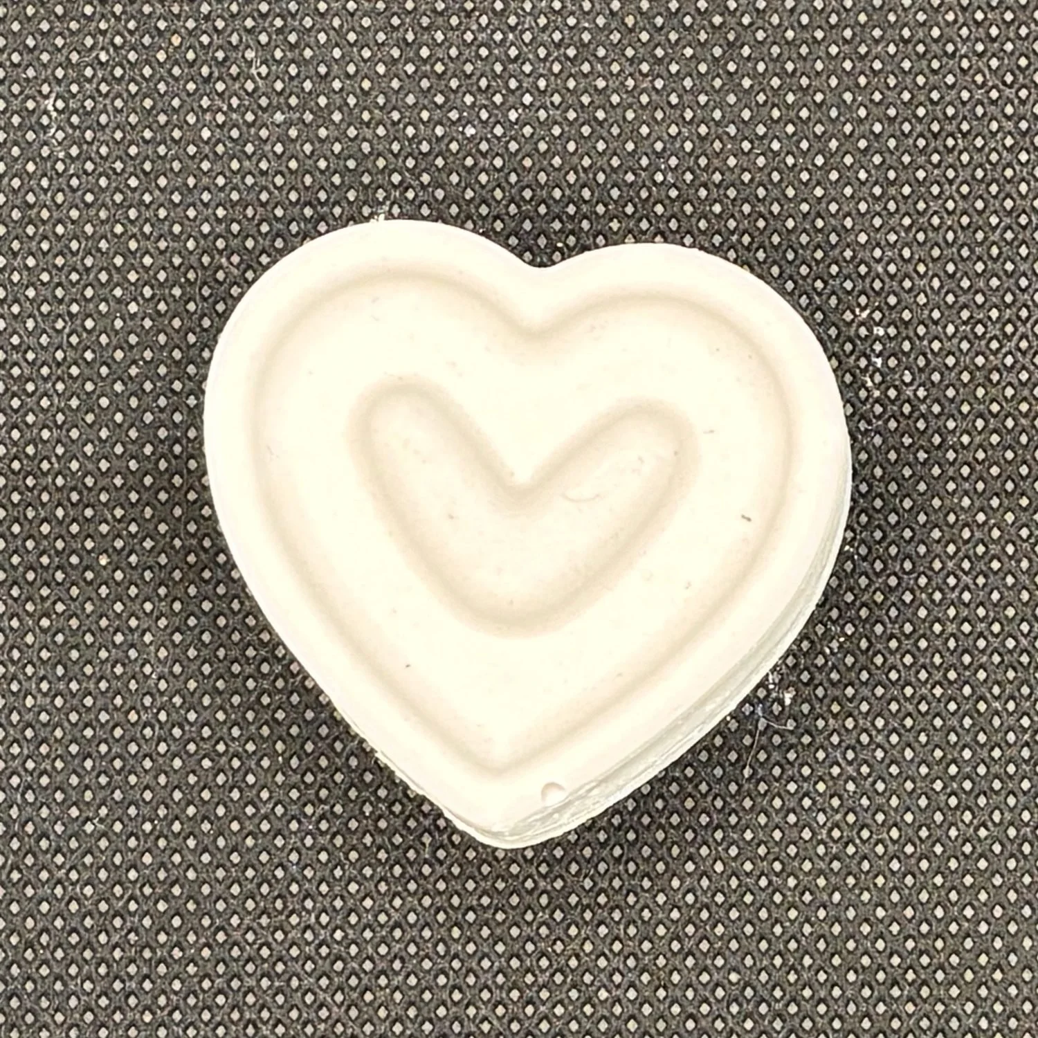 Figura de yeso de corazón con borde para pintar. Medidas: 4 × 4 cm.