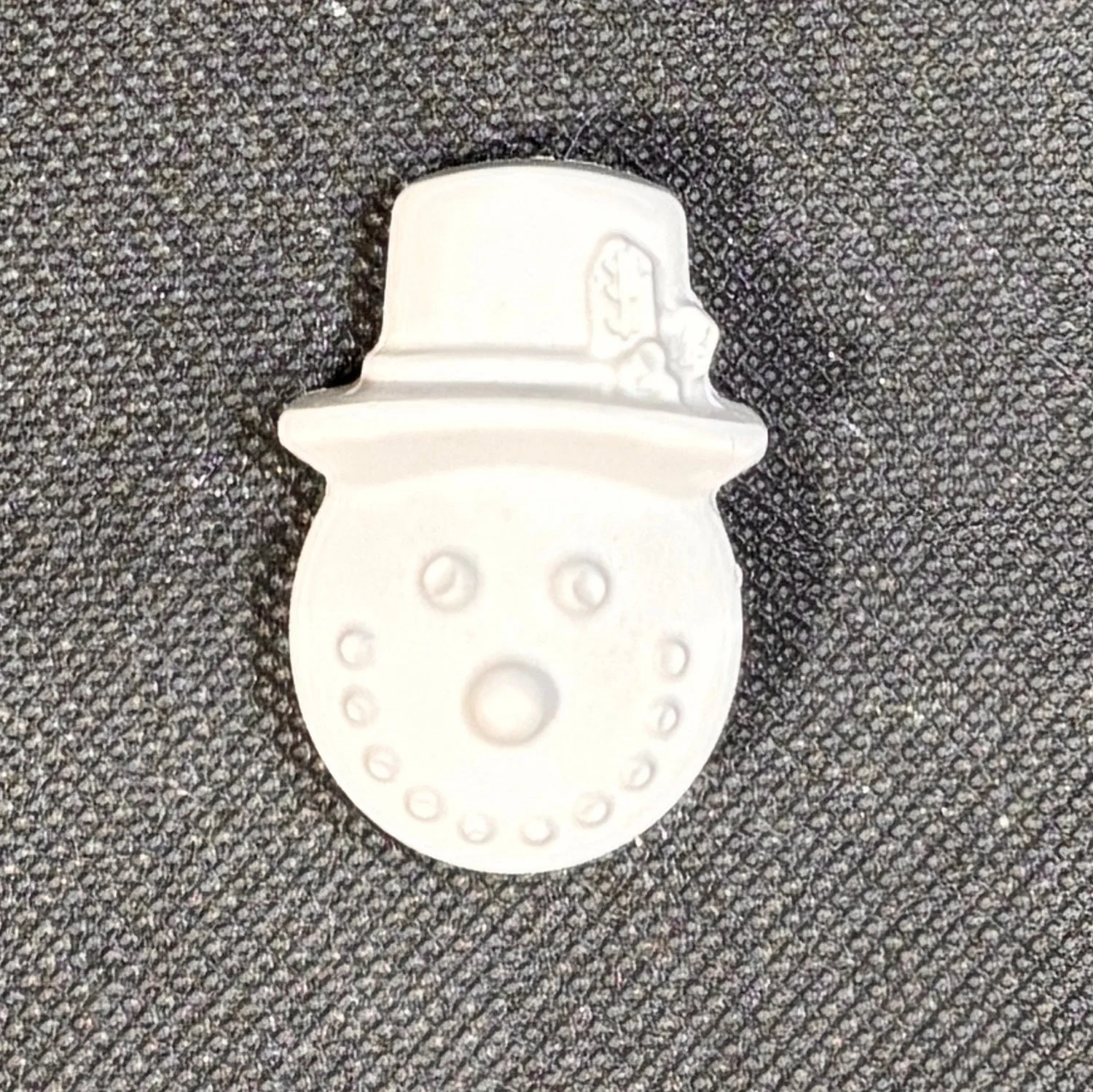 Figura de yeso de muñeco de nieve para pintar. Medidas: 4 × 3 cm.