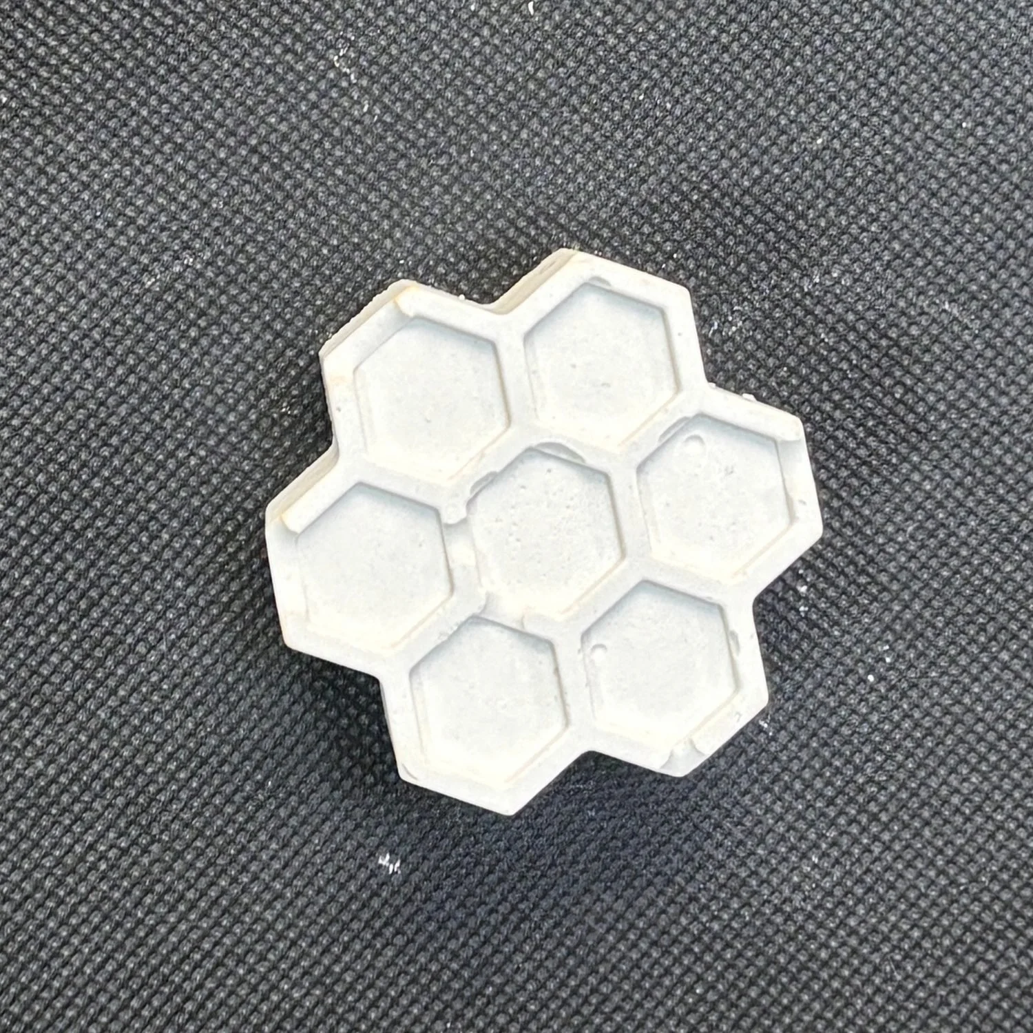 Figura decorativa de yeso con temática de miel de abeja para pintar. Medidas: 5 × 5 cm.
