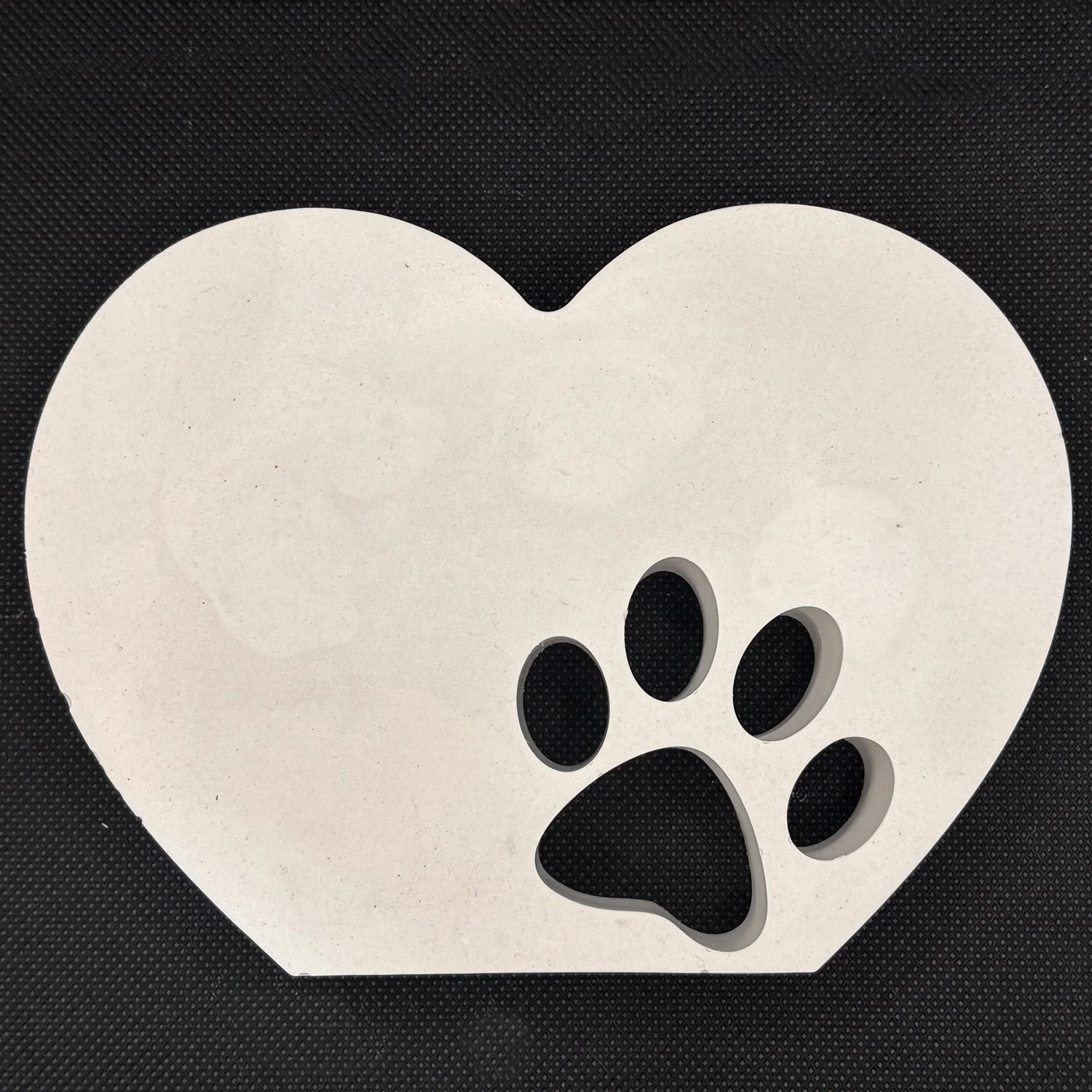 Figura de yeso de corazón con huellita de perro para pintar. Medidas disponibles: 11 × 15 cm y 8,5 × 11,5 cm.