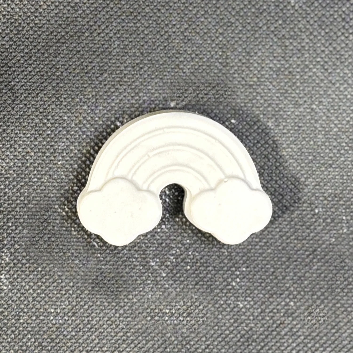 Figuras de yeso de arcoíris para pintar. Medidas disponibles: 3 × 4,5 cm y 2,5 × 4 cm.