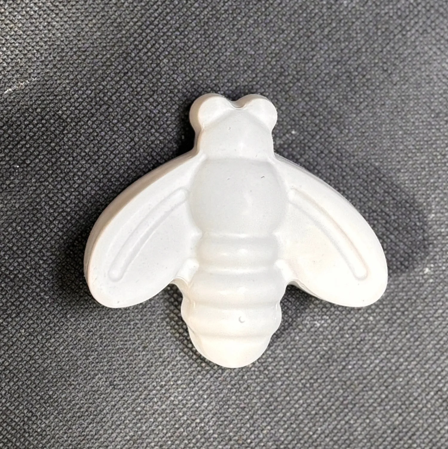 Figura de yeso de mosca para pintar. Medidas: 6,5 × 7 cm.