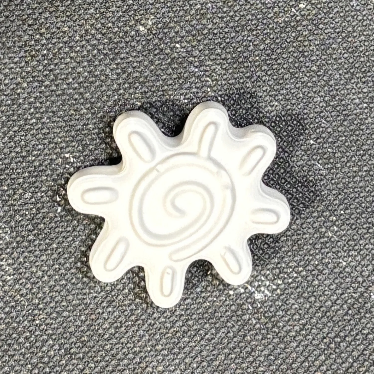 Figura de yeso de sol para pintar, estilo 2. Medidas: 4 × 3,5 cm.