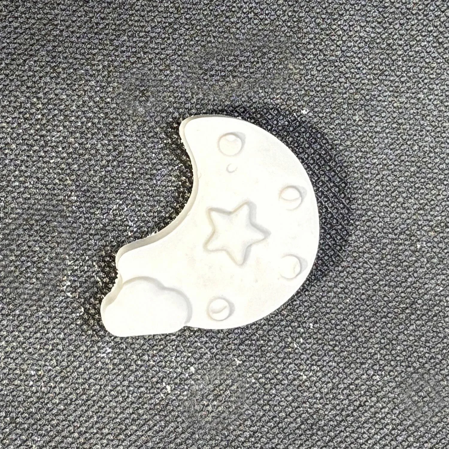 Figura de yeso de luna con nube para pintar. Medidas: 4,5 × 4 cm.