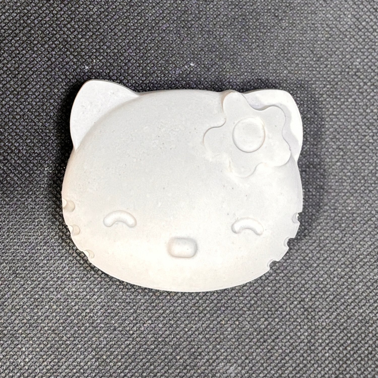 Figura de yeso del rostro de Hello Kitty para pintar. Medidas: 7 × 6 cm.
