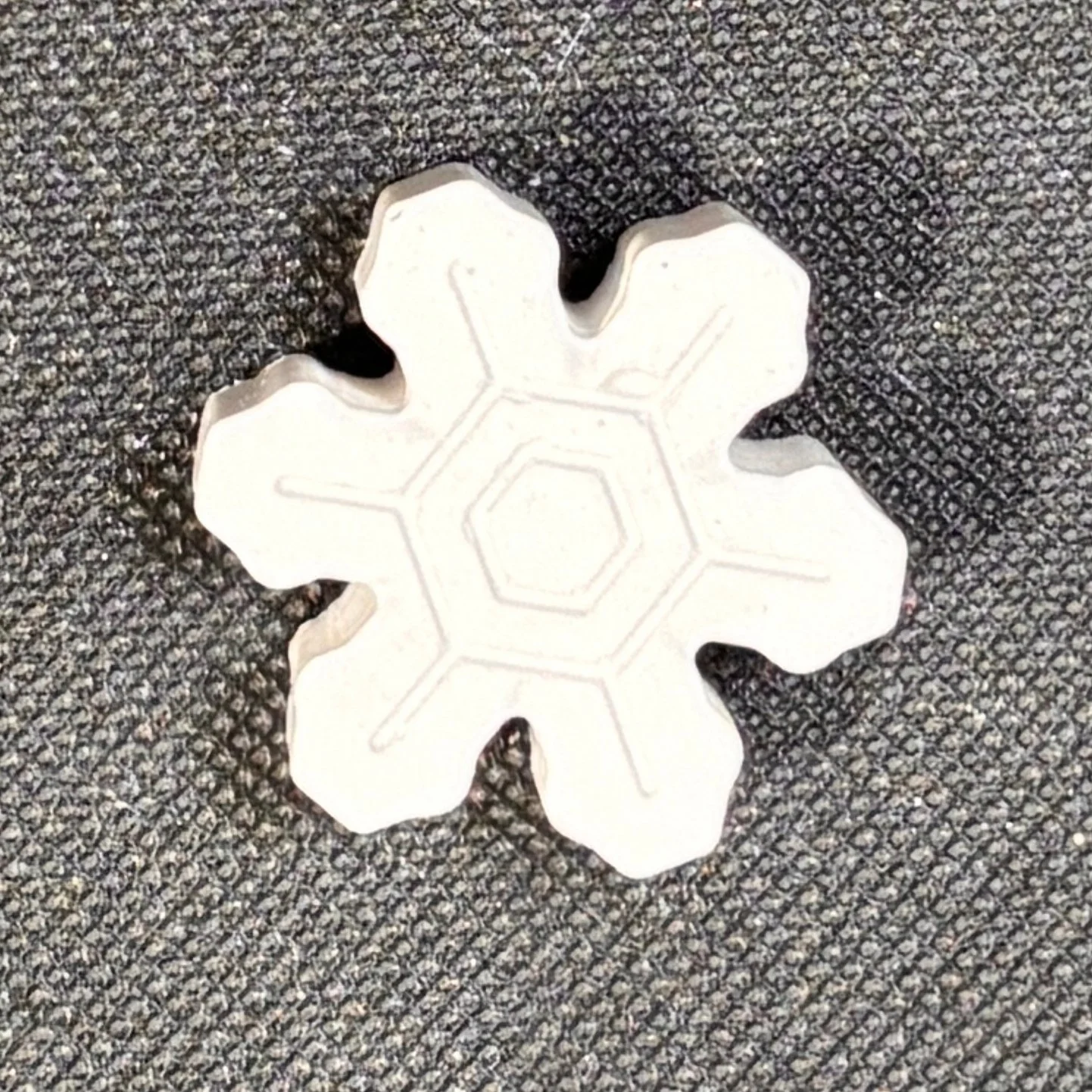 Figura de yeso de copo de nieve para pintar, estilo 1. Medidas: 3,5 × 3,5 cm.