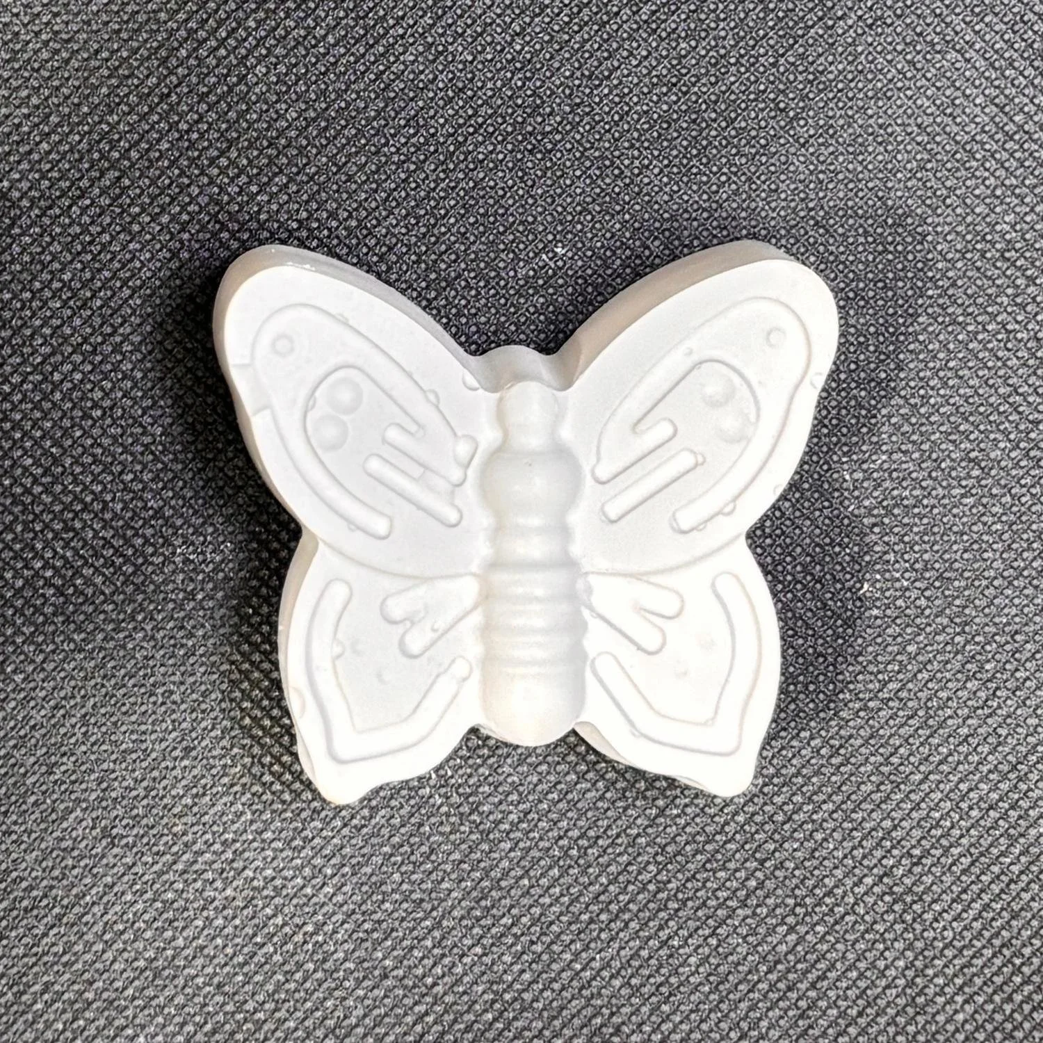 Figura de yeso de mariposa para pintar. Medidas: 6 × 5,5 cm.