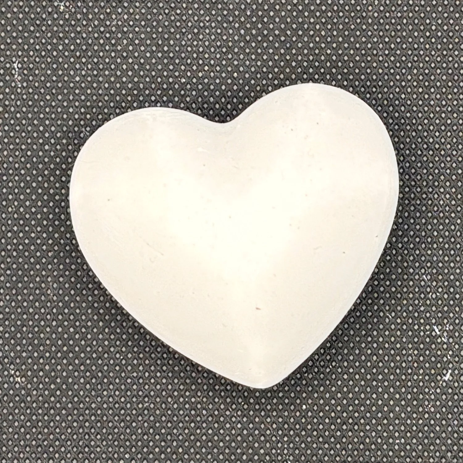 Figura de yeso de corazón redondeado para pintar. Medidas: 4,5 × 5 cm.