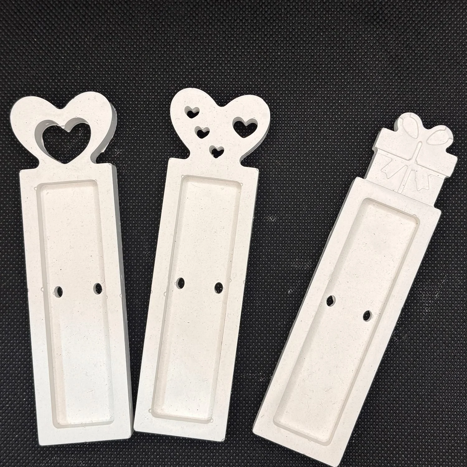 Portacartas de yeso para pintar, disponibles en tres estilos. Medidas publicadas: 11,3 × 3 cm.