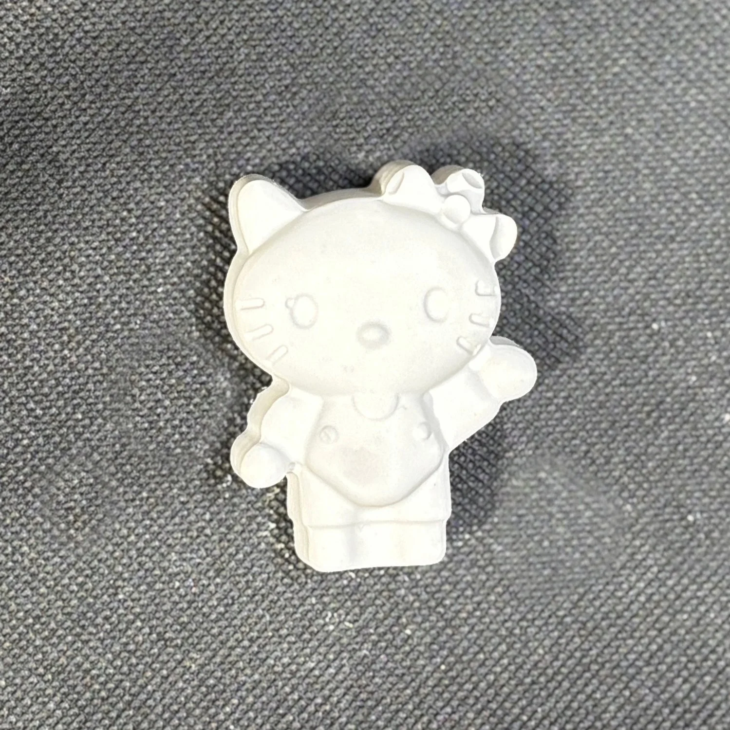 Figura de yeso de Hello Kitty para pintar. Medidas: 6,5 × 4,5 cm.
