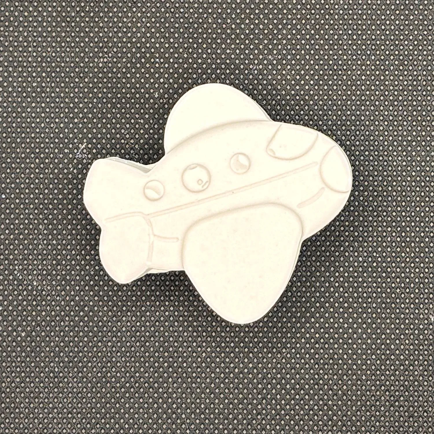 Figura de yeso de avión para pintar. Medidas: 4,5 × 5 cm.