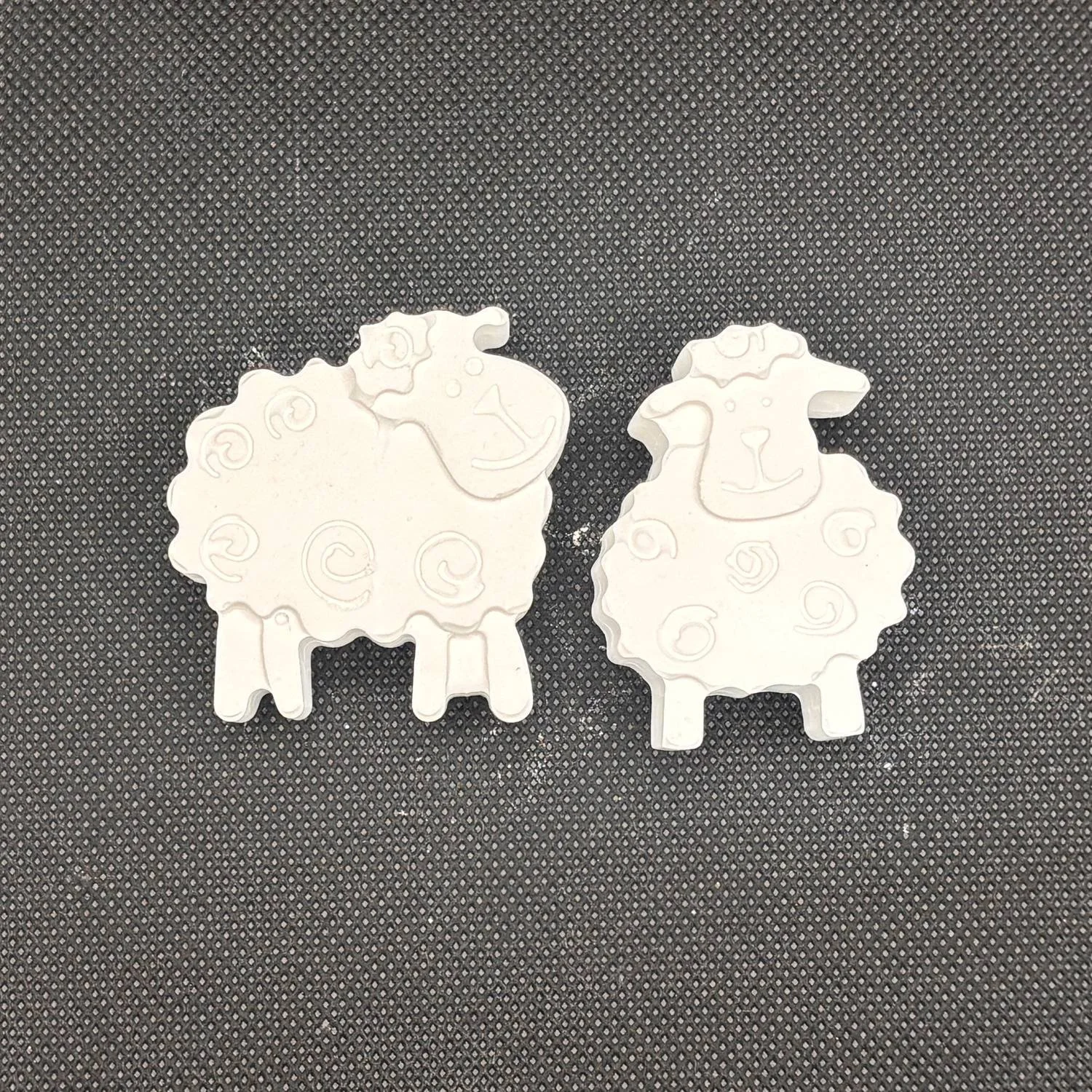 Figuras de yeso de ovejas para pintar. Medidas publicadas: 4,5 × 4,5 cm.