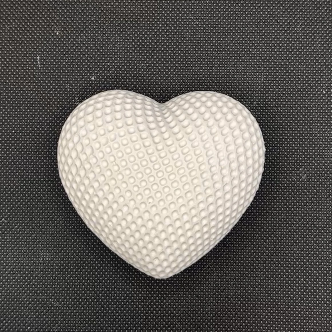Figura de yeso de corazón con textura para pintar. Disponible en tres tamaños: 9,5 × 9 cm, 7 × 7,3 cm y 4,5 × 5 cm.