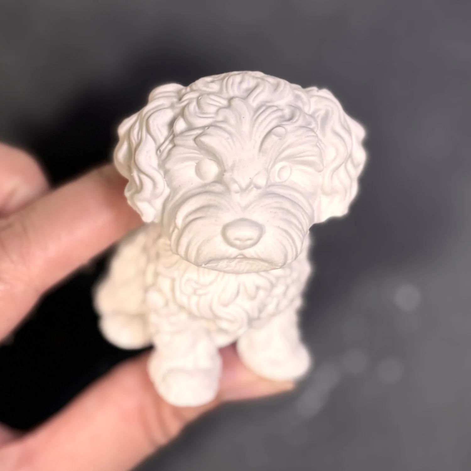 Figura de yeso de perro para pintar. Medidas: 6 × 5 × 6,5 cm.