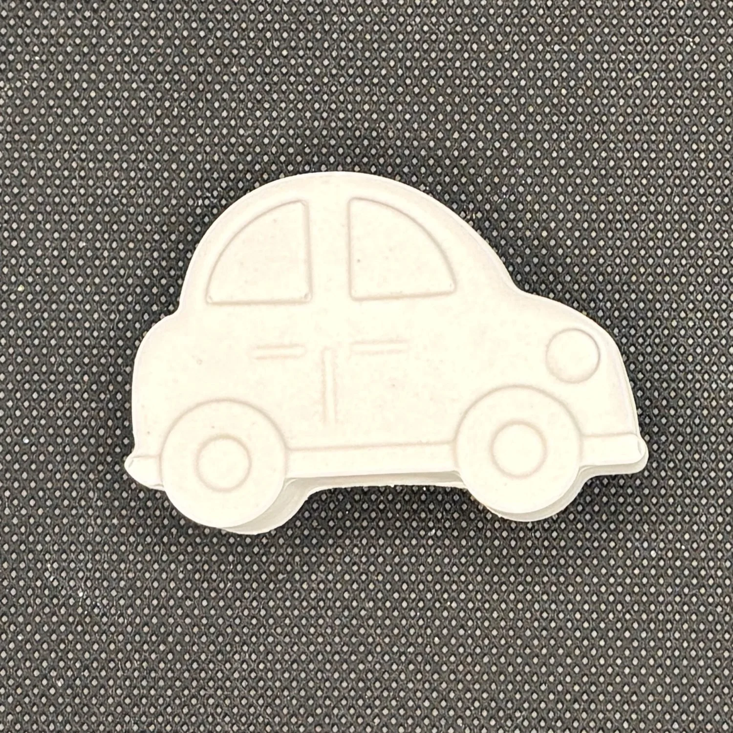 Figura de yeso de carro para pintar. Medidas: 3,5 × 5 cm.