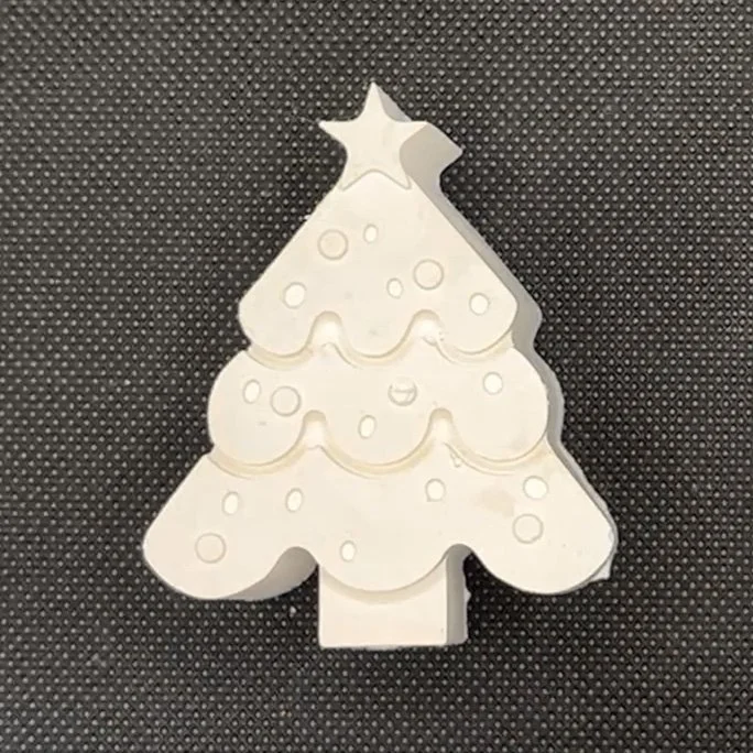Figura de yeso de árbol de Navidad para pintar, estilo 1. Disponible en dos tamaños: 8 × 6,5 cm y 6,5 × 5,5 cm.