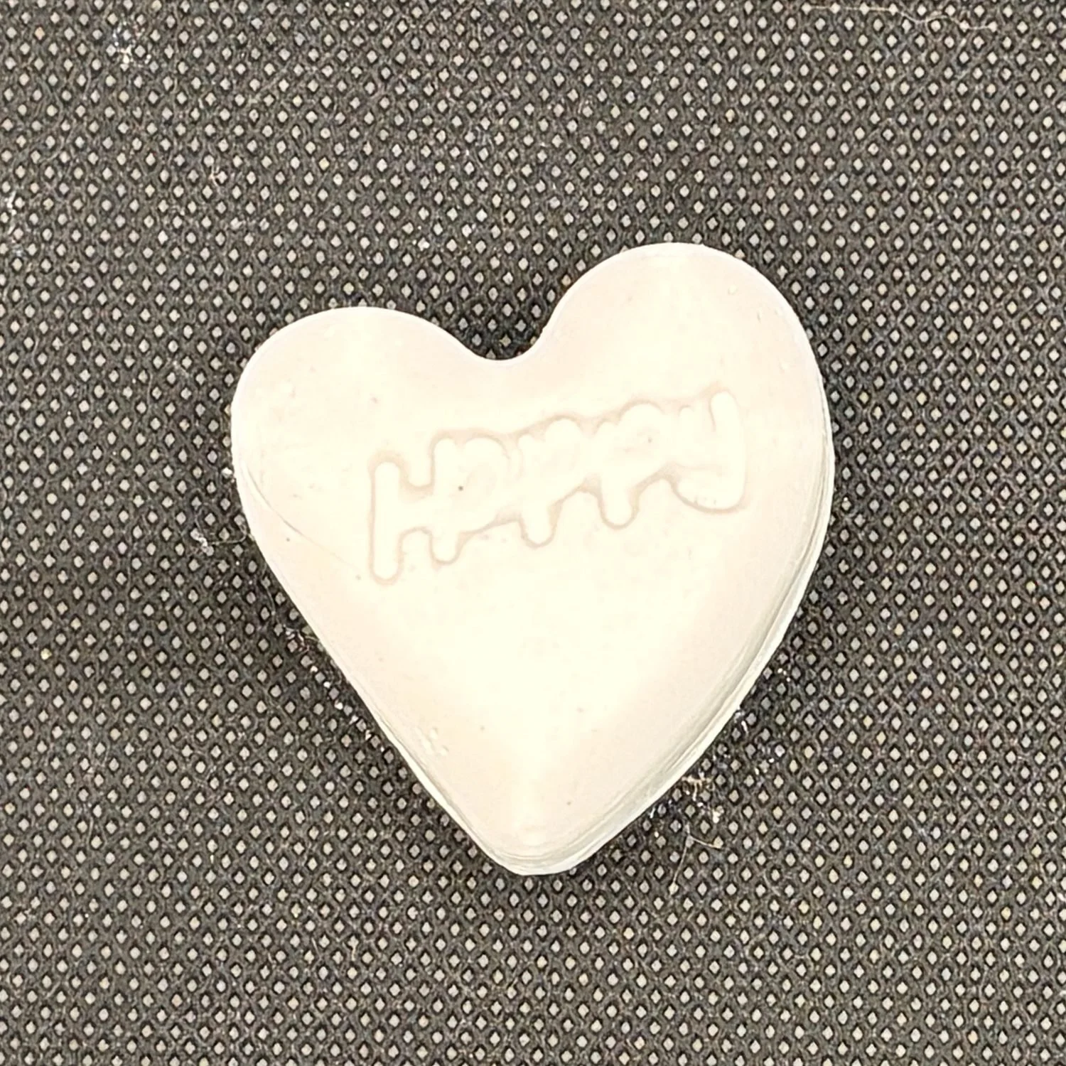 Figura de yeso de corazón happy para pintar. Medidas: 3,8 × 3,8 cm.
