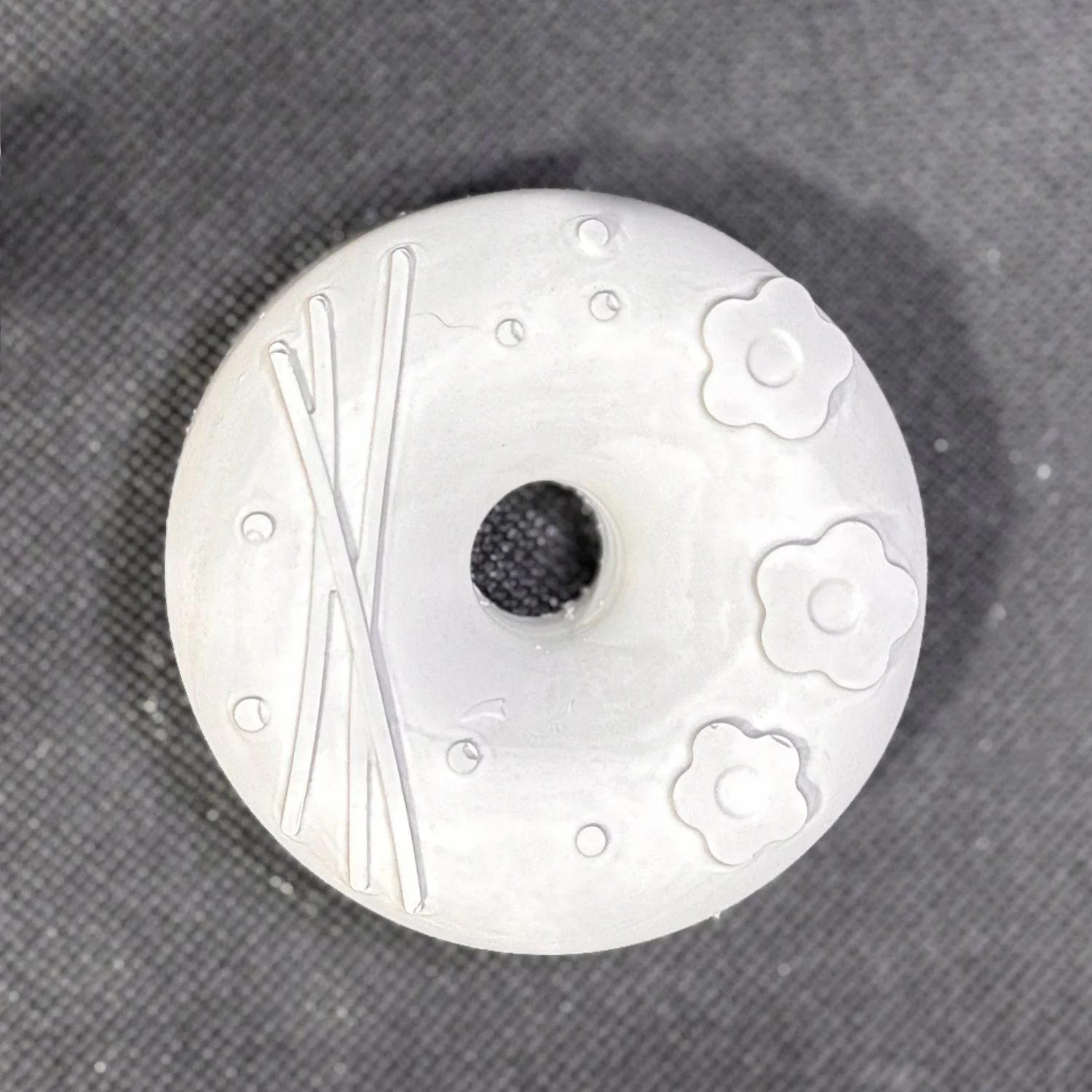 Figura de yeso de dona para pintar, estilo 3. Medidas: 7 × 7 cm.