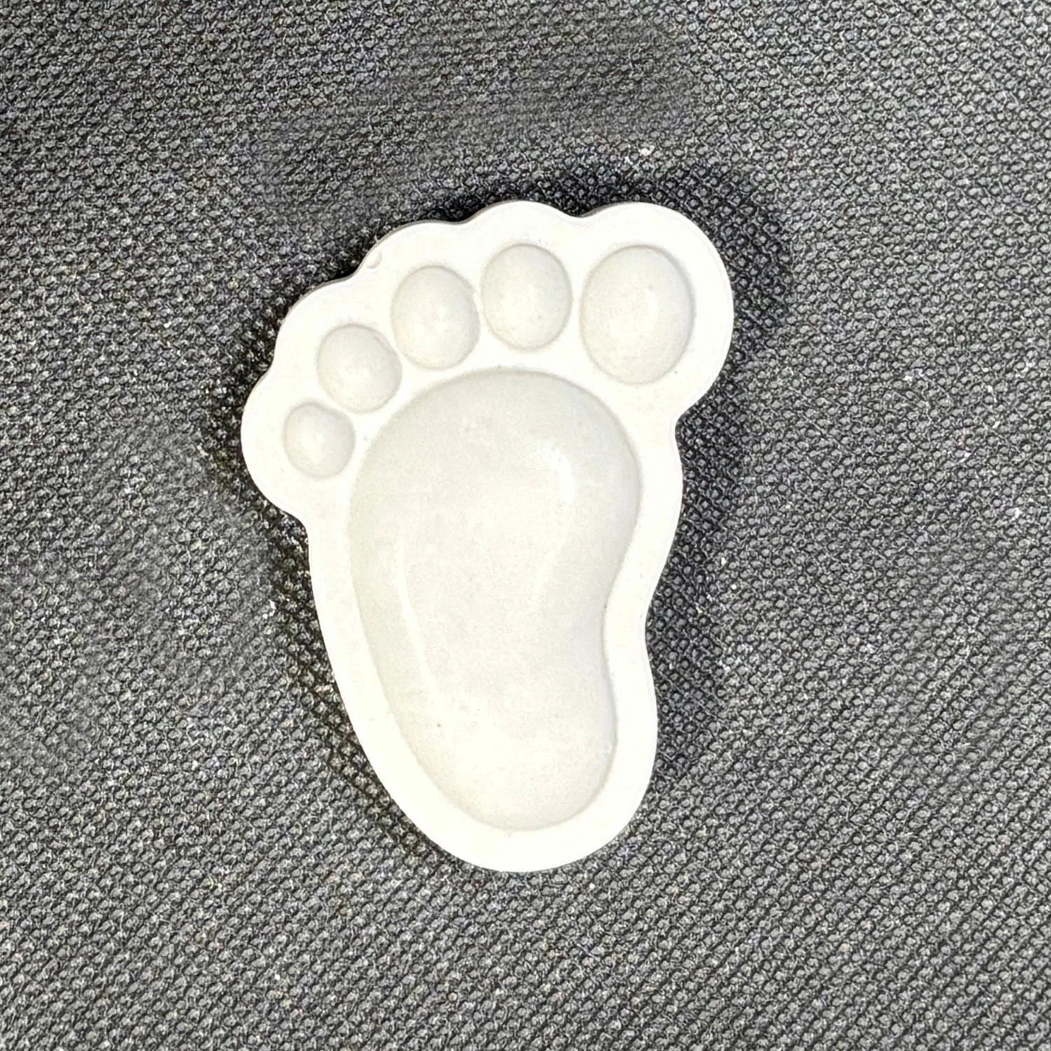 Figura de yeso de piecito para pintar. Medidas: 5,7 × 4,5 cm.