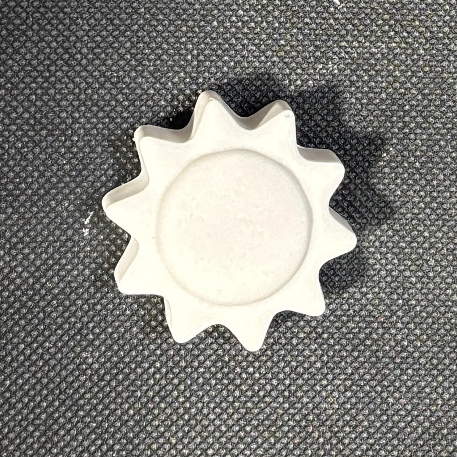 Figura de yeso de sol para pintar. Medidas: 4 × 4 cm.