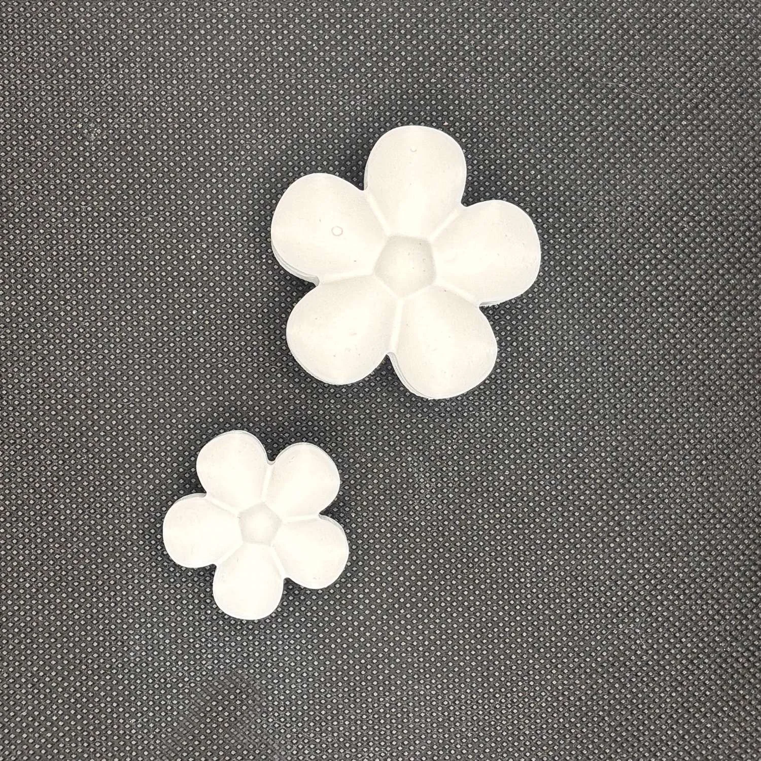 Figura de yeso de flor para pintar, estilo 6. Disponible en dos tamaños: 4,5 × 4,5 cm y 3 × 3 cm.
