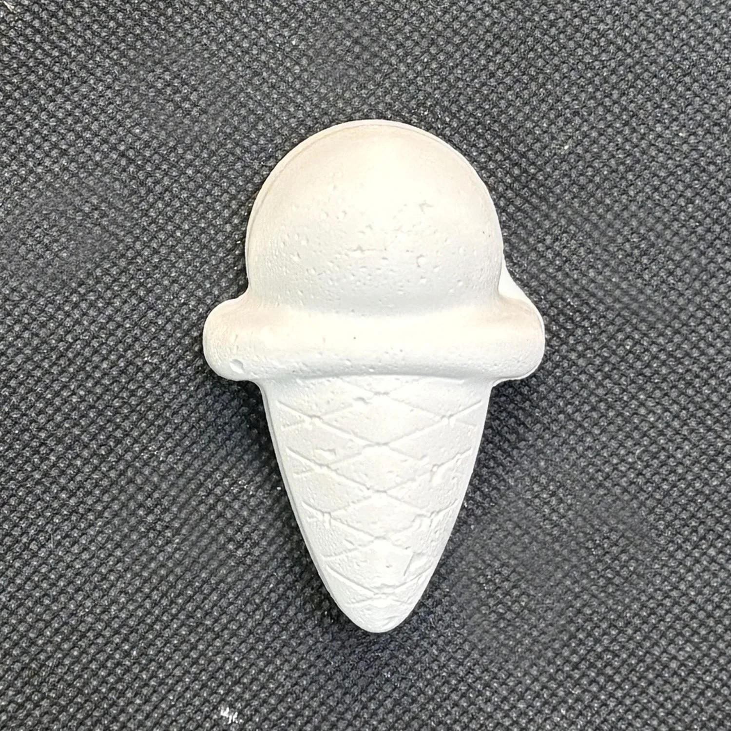 Figura de yeso de cono de helado para pintar. Medidas: 6 × 4 cm.