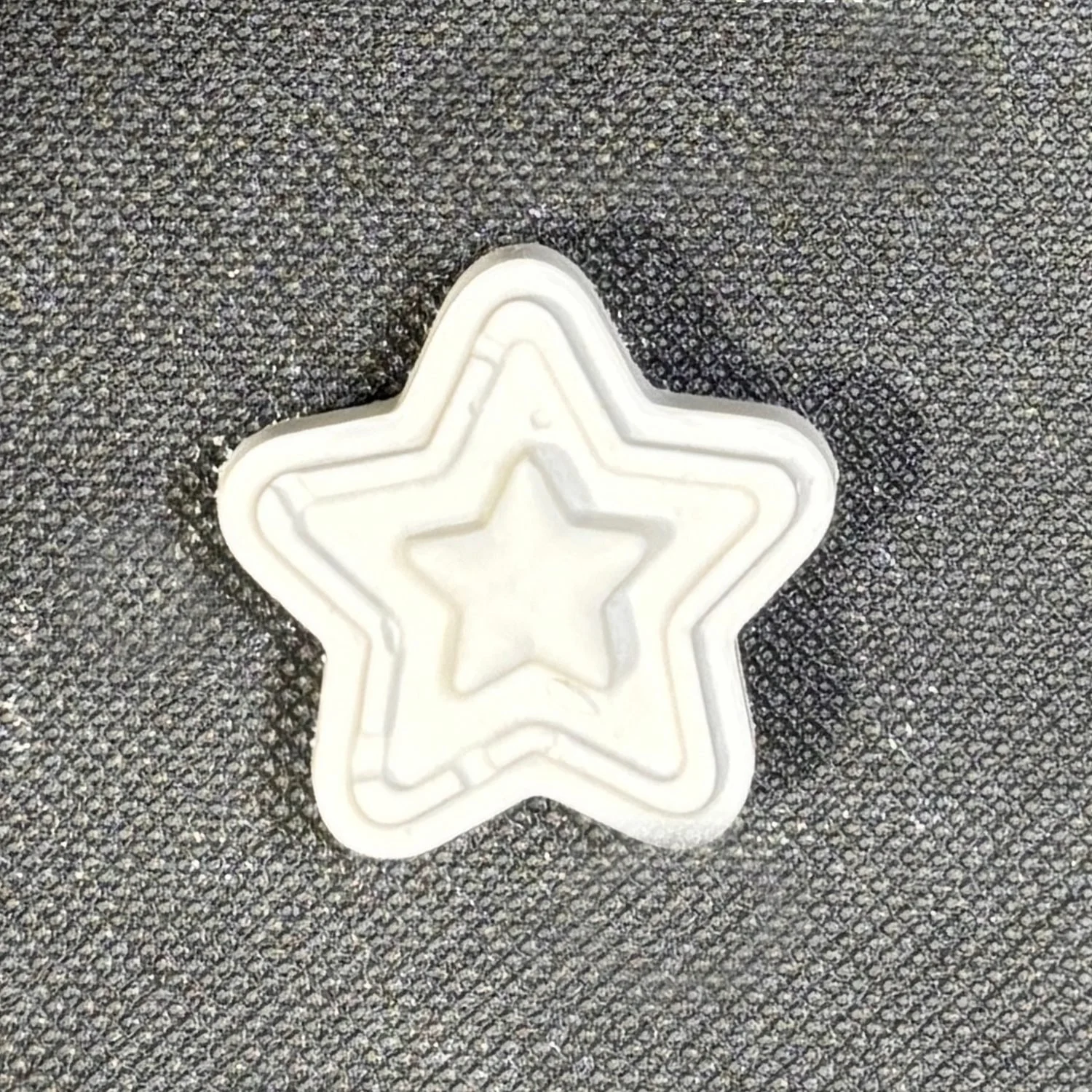 Figura de yeso de estrella para pintar. Medidas: 4,5 × 4,5 cm.