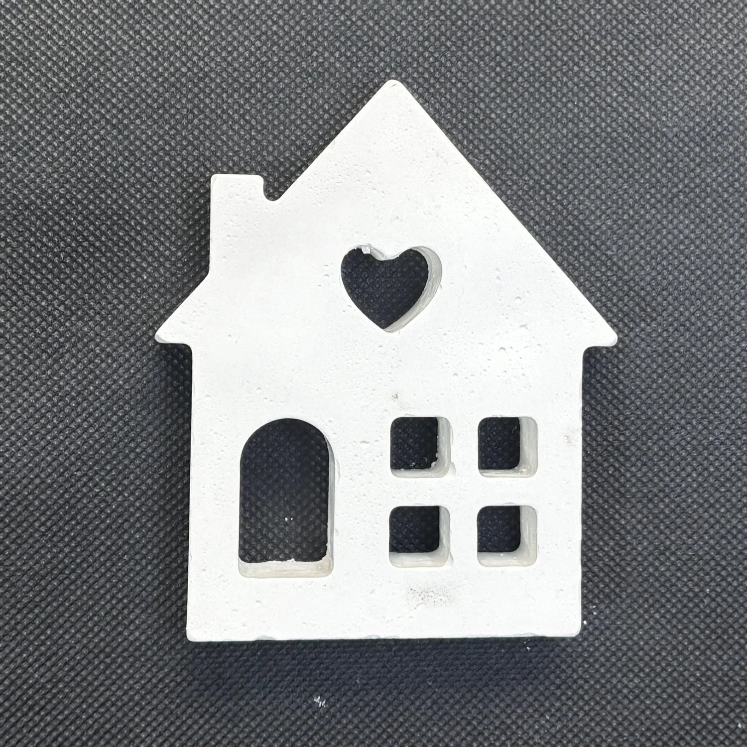 Figura de yeso de casa con ventana en forma de corazón para pintar. Medidas: 9,5 × 8 cm.